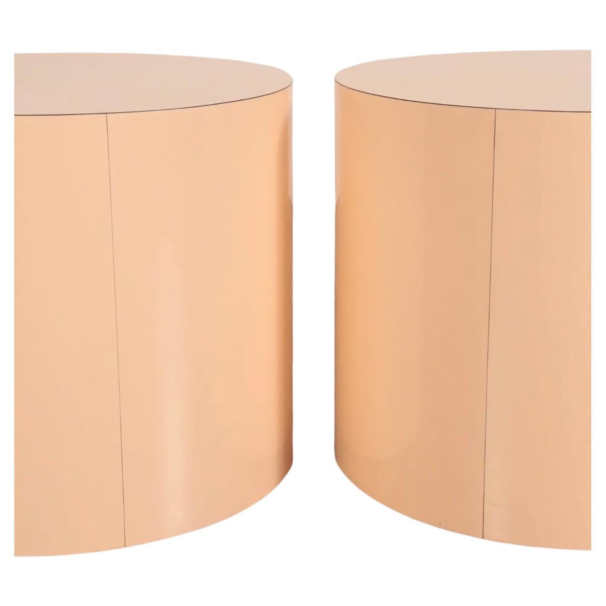 Paar postmoderne runde Trommel-Beistelltische aus rosa glänzendem Laminat in Zylinderform  (Postmoderne) im Angebot