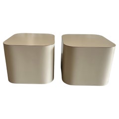 Coppia di tavolini moderni Post in laminato opaco taupe tan con angoli arrotondati
