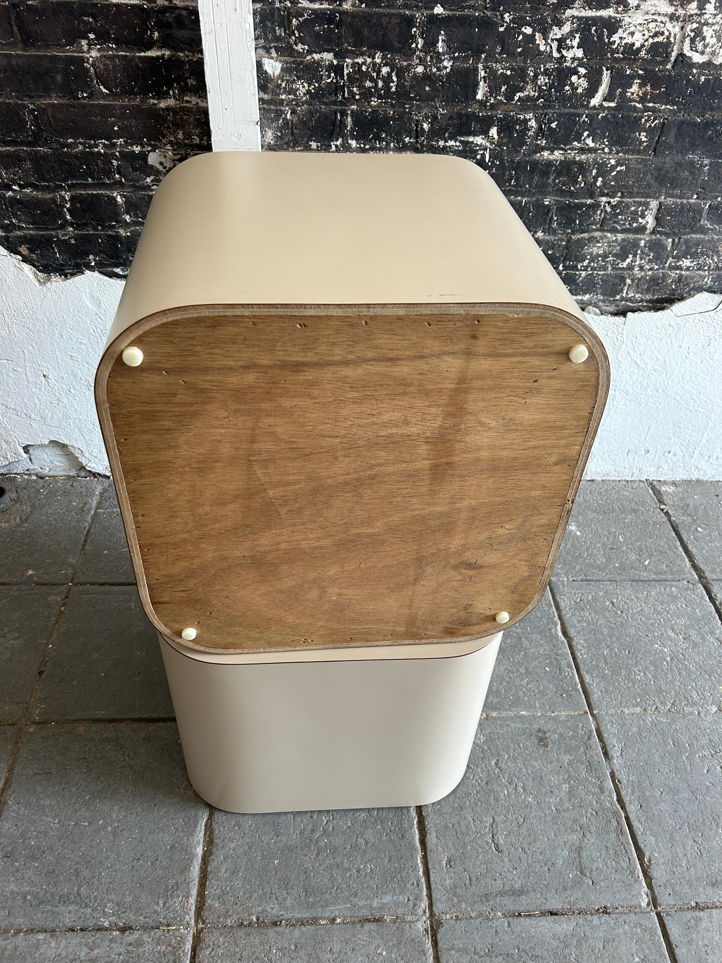 Pair Post modern taupe tan matte laminate rounded corners square end tables In Good Condition For Sale In Brooklyn, NY