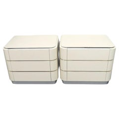 Coppia Post Comodini moderni in laminato bianco taupe a 3 cassetti cromati