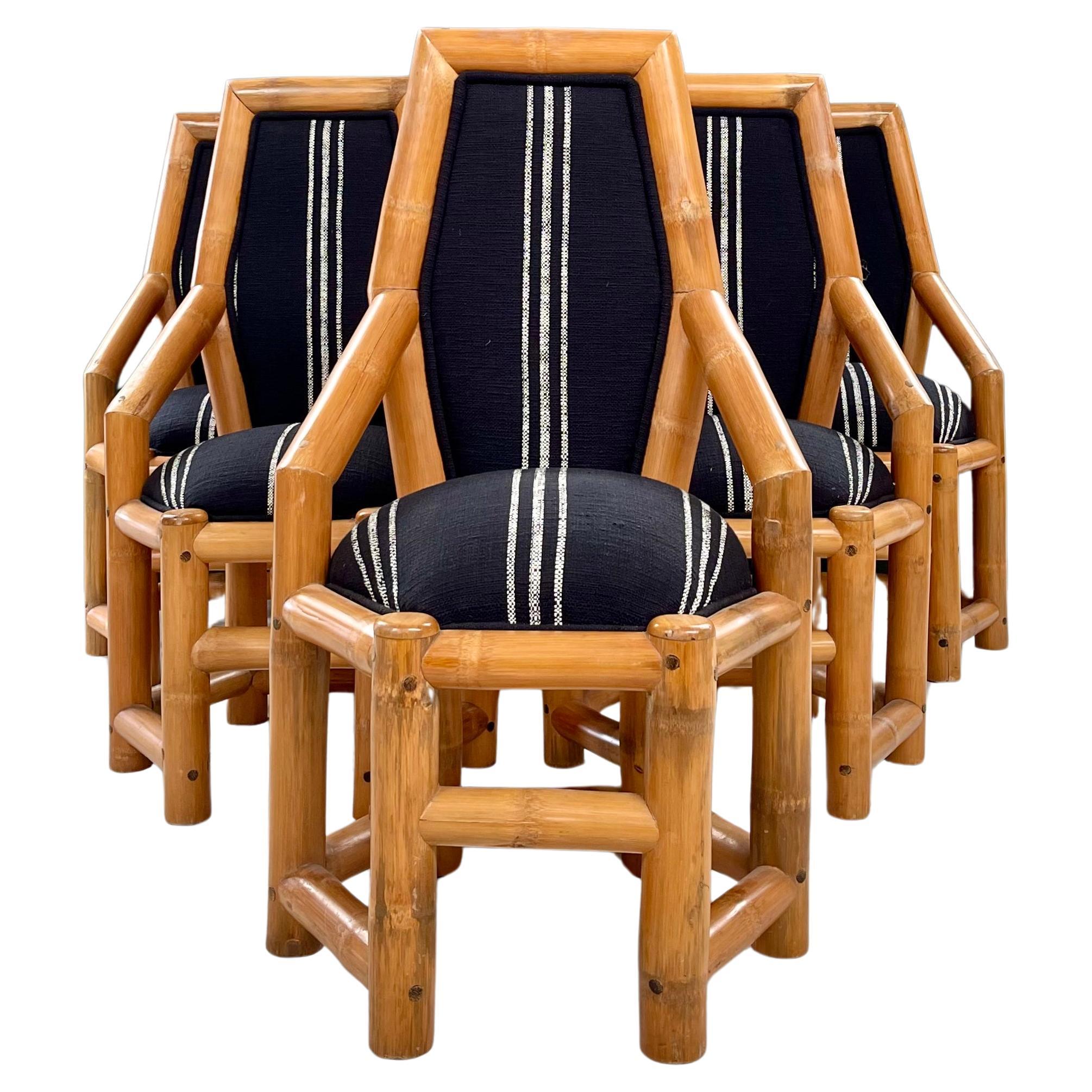 Verwandeln Sie Ihren Raum mit diesen Akzentstühlen aus Bambus, die mit einem schicken schwarz-weiß gestreiften Stoff ausgestattet sind. 6 Stühle mit zeitlosem Charme, die mühelos klassisches Bambushandwerk mit einem modernen Touch verbinden. Die