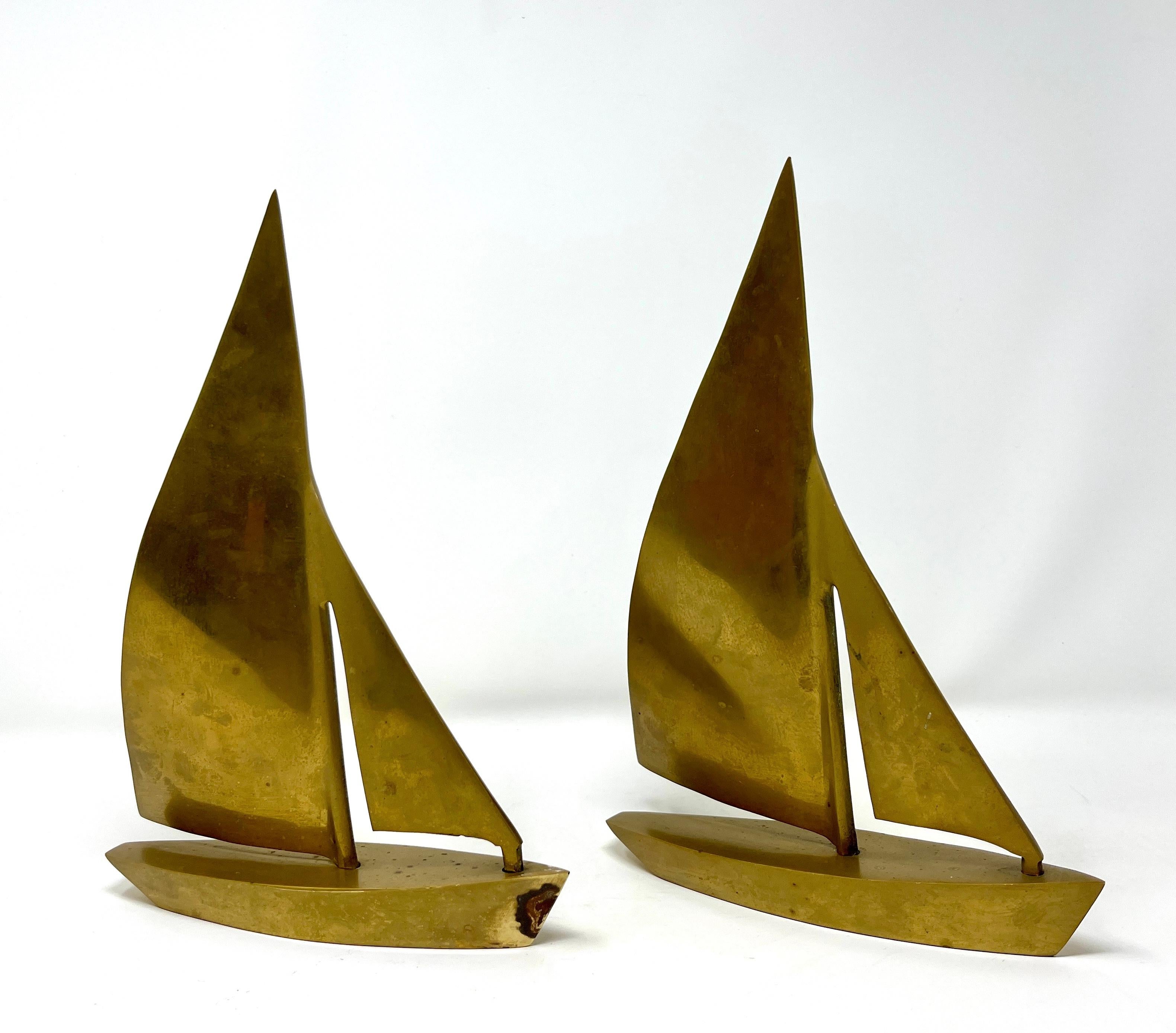 Hollywood Regency Pair Postmodern Brass Sailboat Bookends or Sculptures, Nautical Desktop For Sale