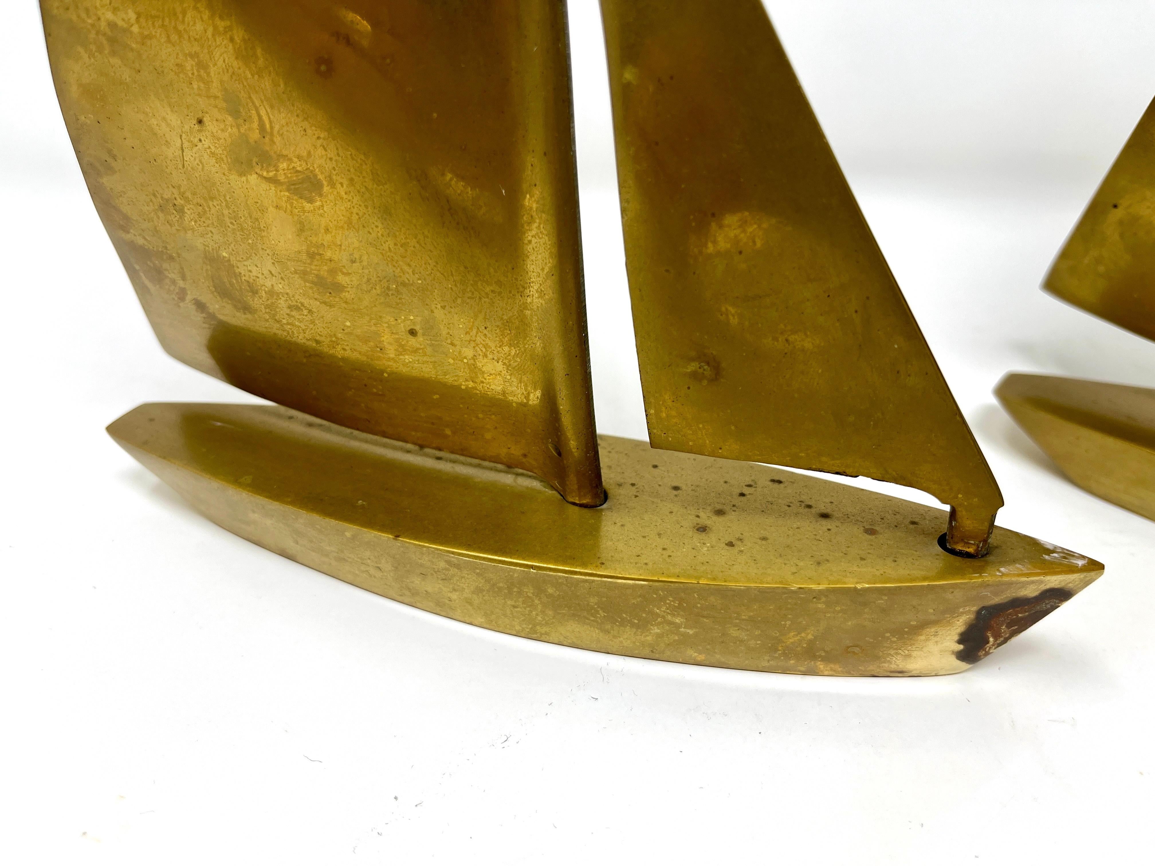 Pair Postmodern Brass Sailboat Bookends or Sculptures, Nautical Desktop In Good Condition For Sale In Chicago, IL