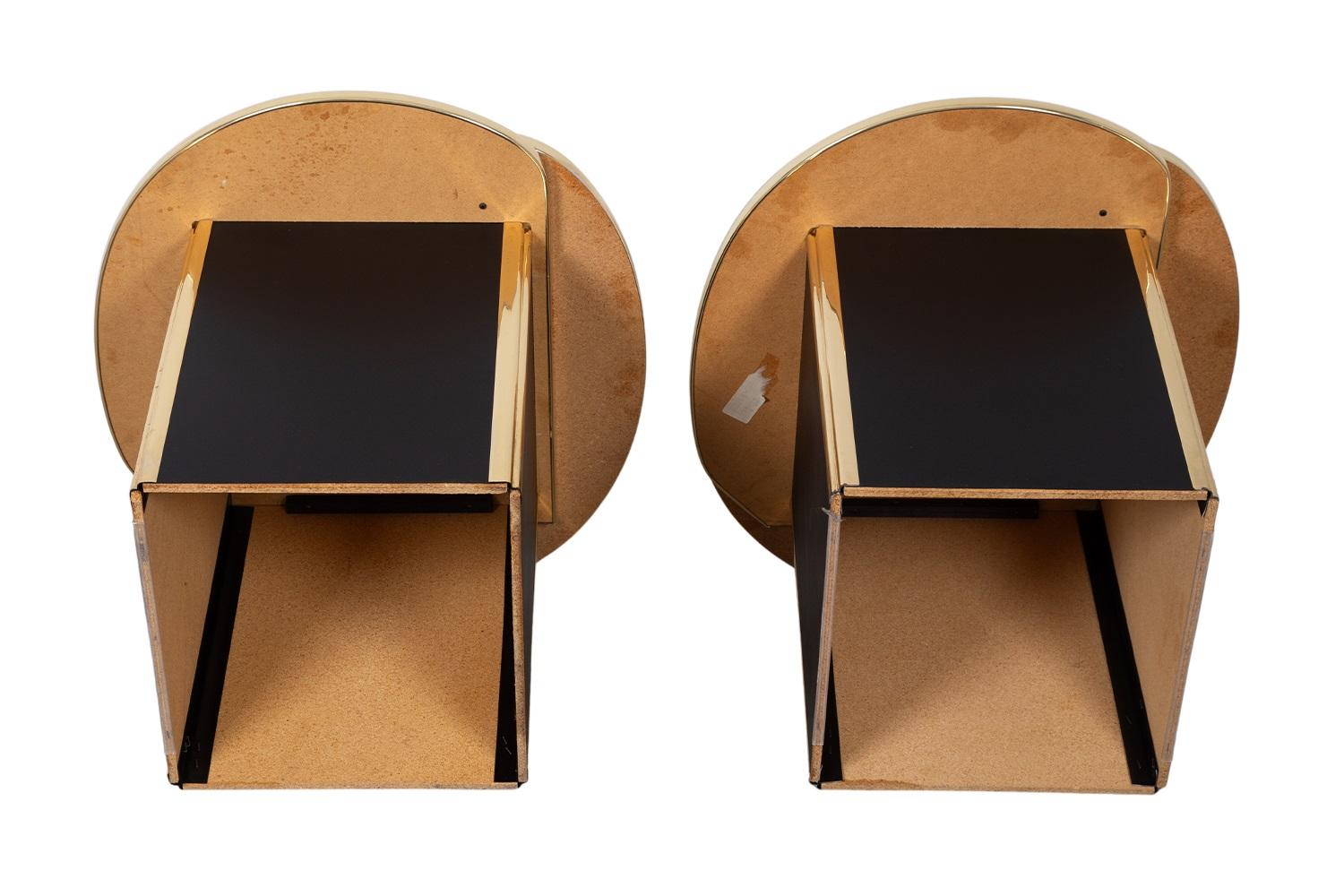 Paire de tables d'appoint postmodernes Plateau en miroir Base à piédestal noire en vente 3