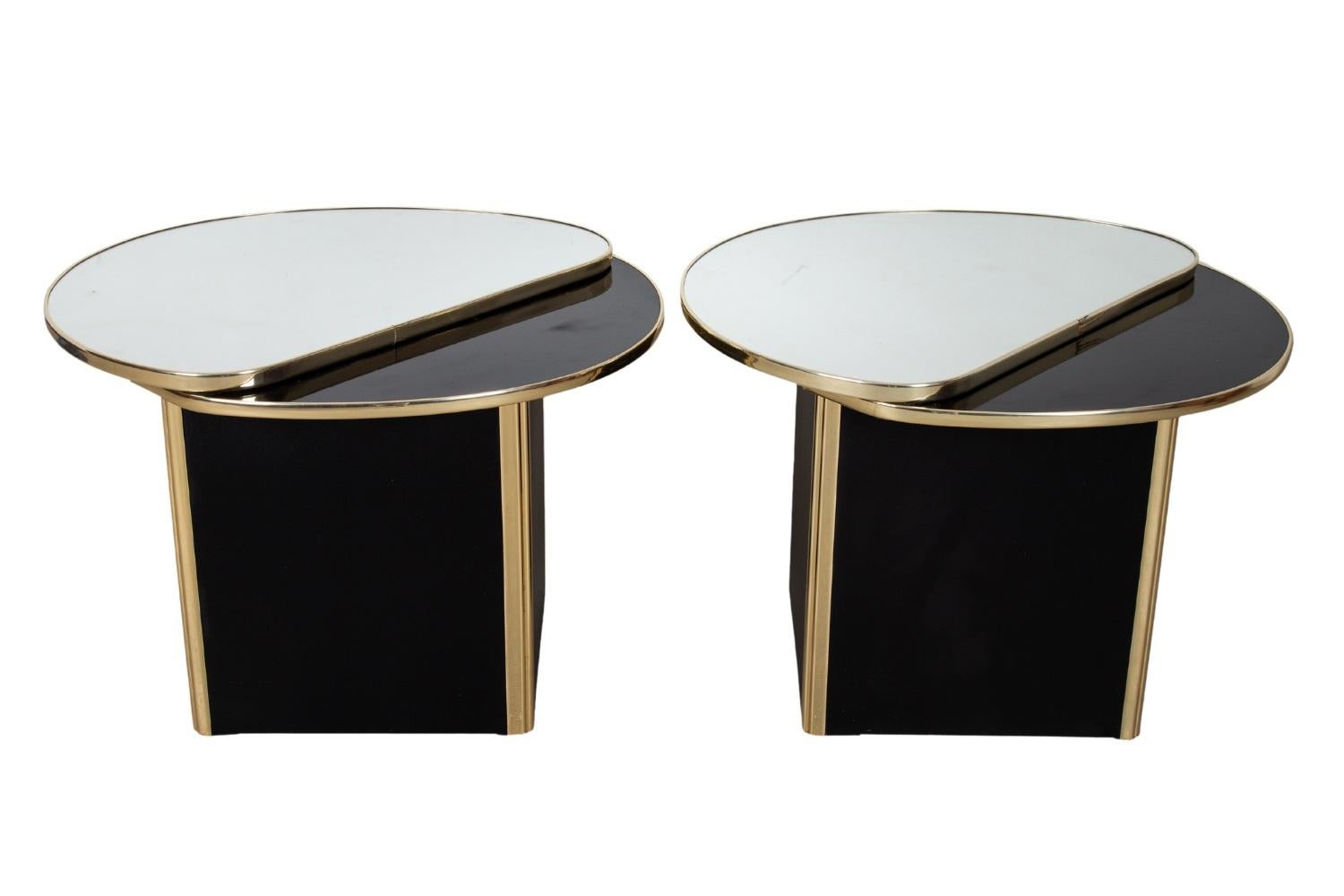 Postmoderne Paire de tables d'appoint postmodernes Plateau en miroir Base à piédestal noire en vente