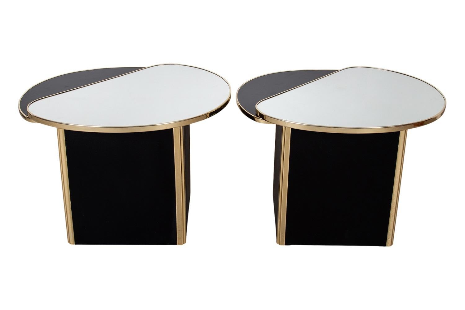 Miroir Paire de tables d'appoint postmodernes Plateau en miroir Base à piédestal noire en vente