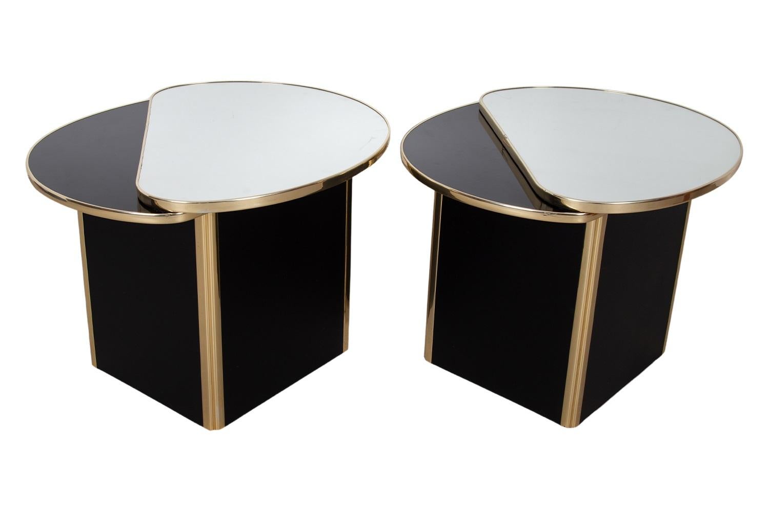 Paire de tables d'appoint postmodernes Plateau en miroir Base à piédestal noire en vente 1