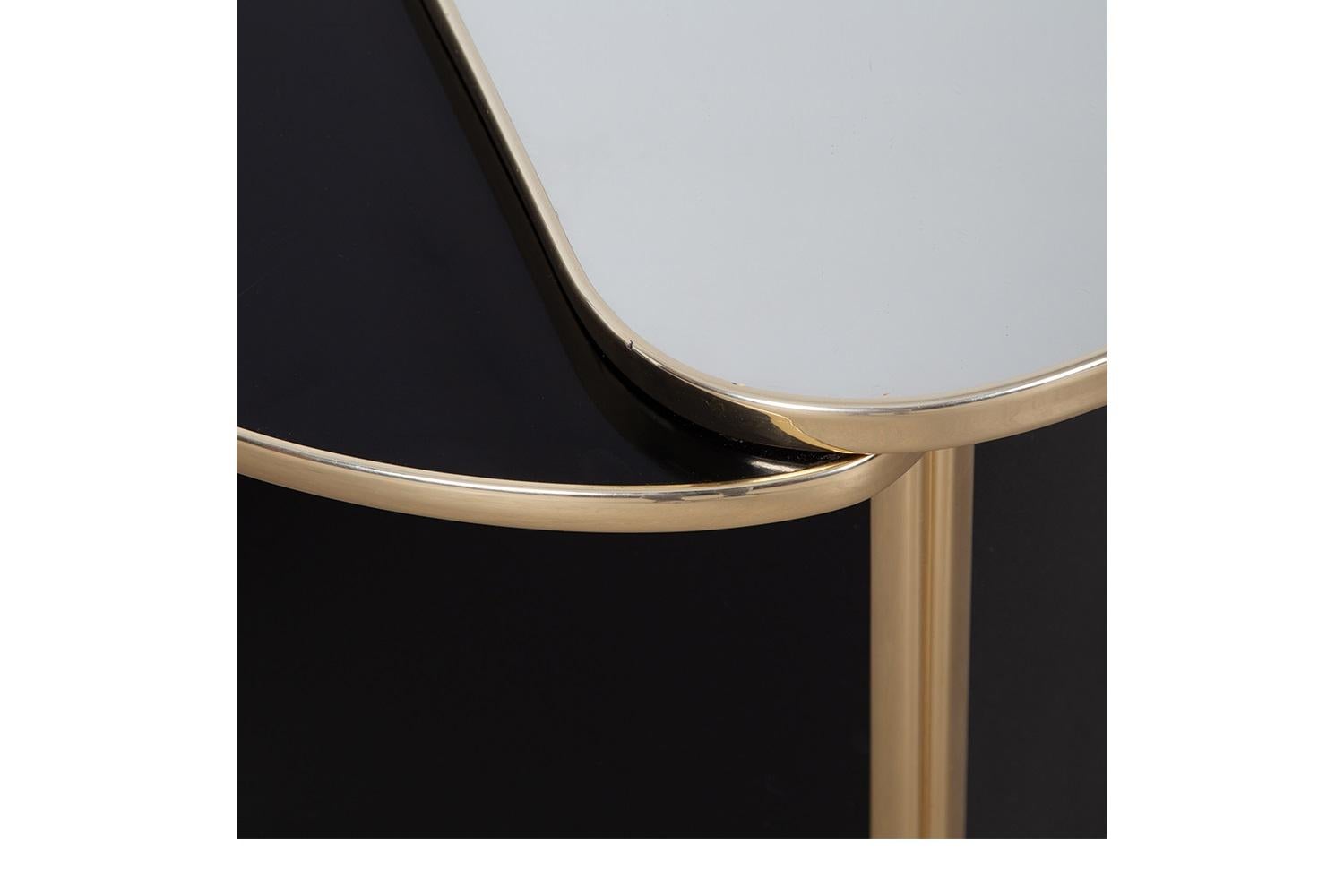 Paire de tables d'appoint postmodernes Plateau en miroir Base à piédestal noire en vente 2