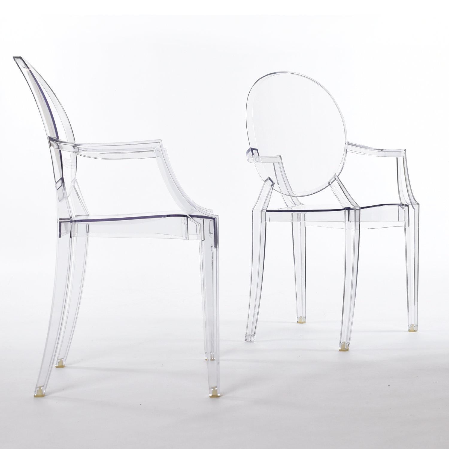 Les chaises Louis Ghost sont parmi les chaises les plus reconnaissables du 21e siècle. Conçu par Philippe Starck pour Kartell en 2002. Cette chaise est devenue une icône du design contemporain. On peut trouver des copies partout sur Internet, mais