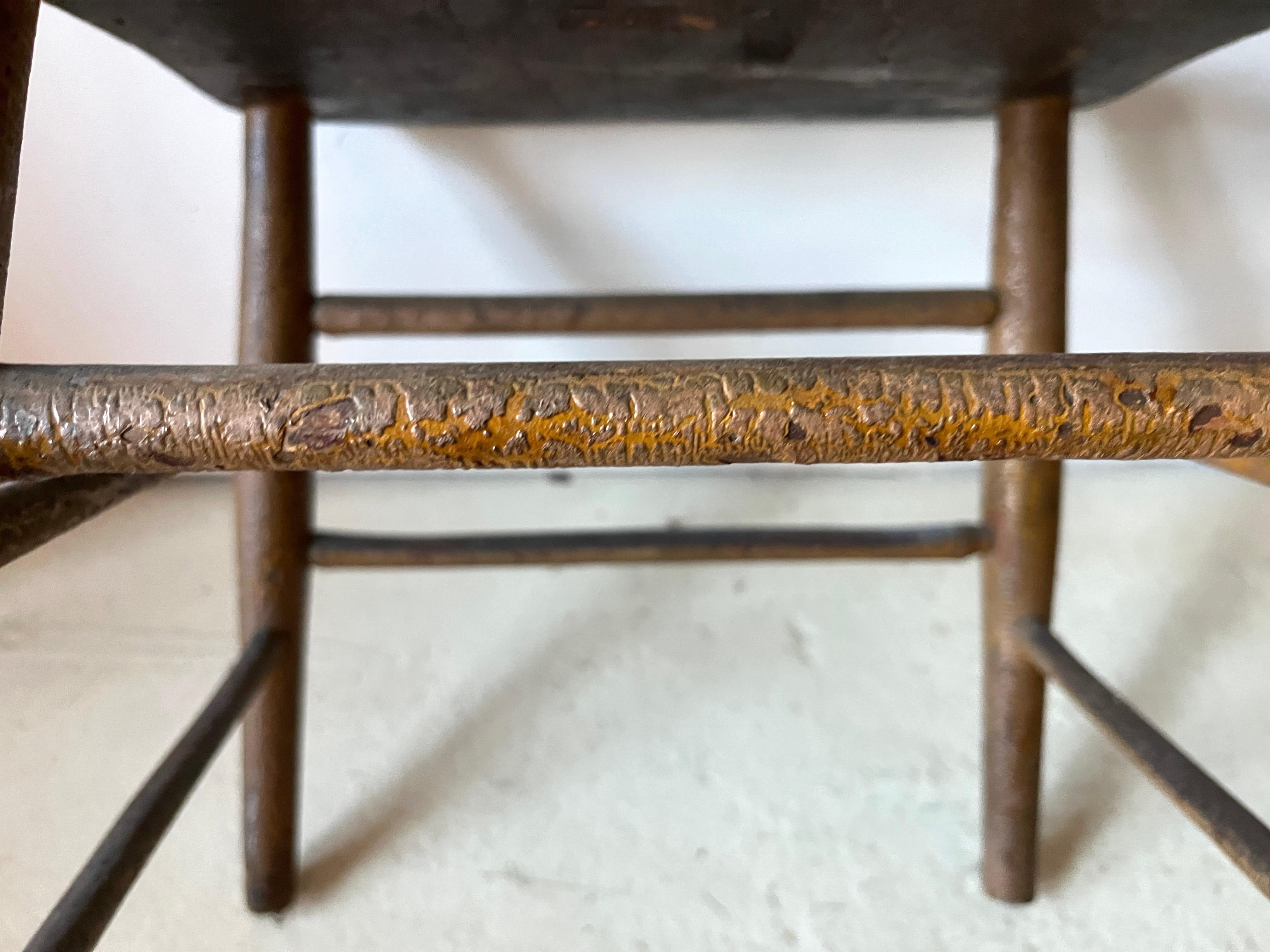 Paire de chaises primitives américaines anciennes du 19ème siècle à dossier fuseau en vente 2