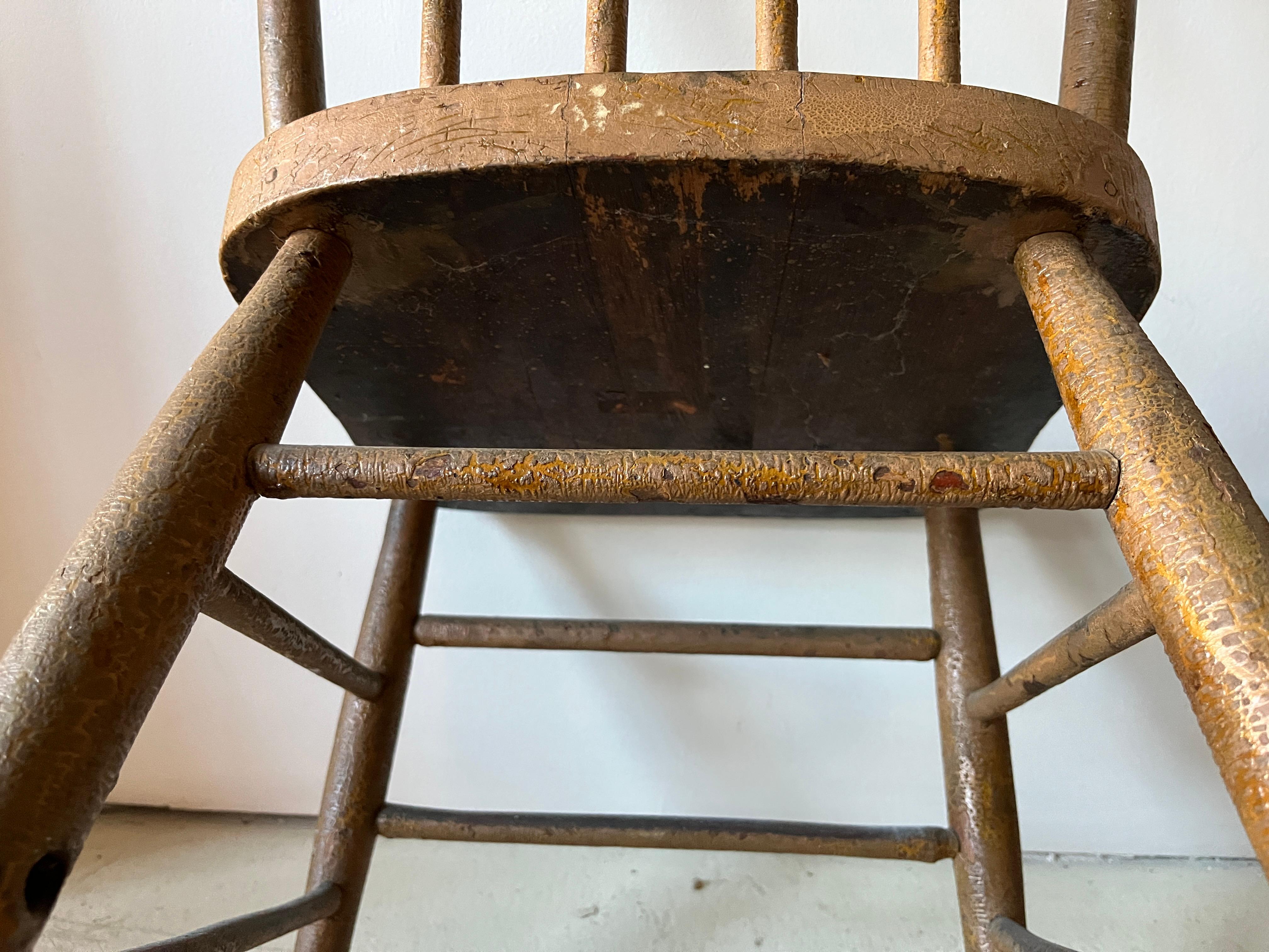 Paire de chaises primitives américaines anciennes du 19ème siècle à dossier fuseau en vente 3