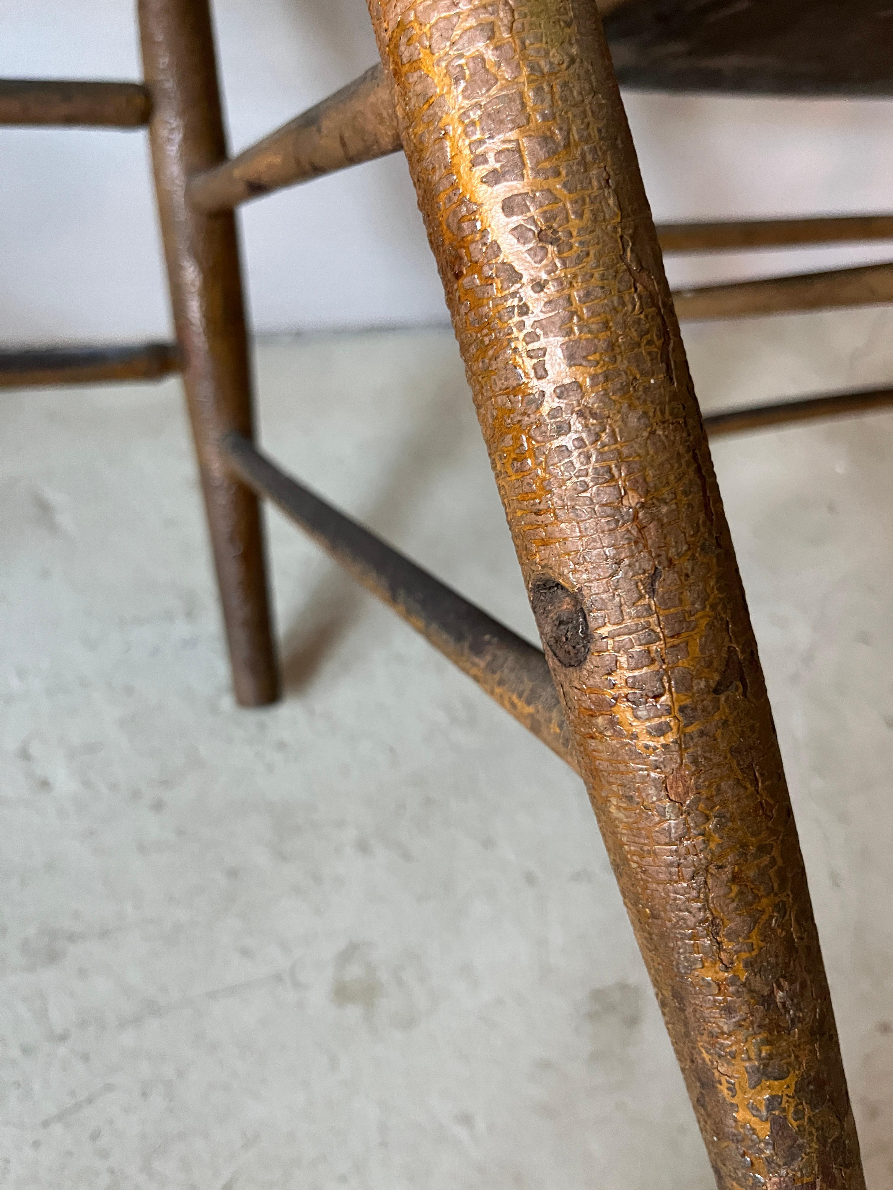 Paire de chaises primitives américaines anciennes du 19ème siècle à dossier fuseau en vente 4