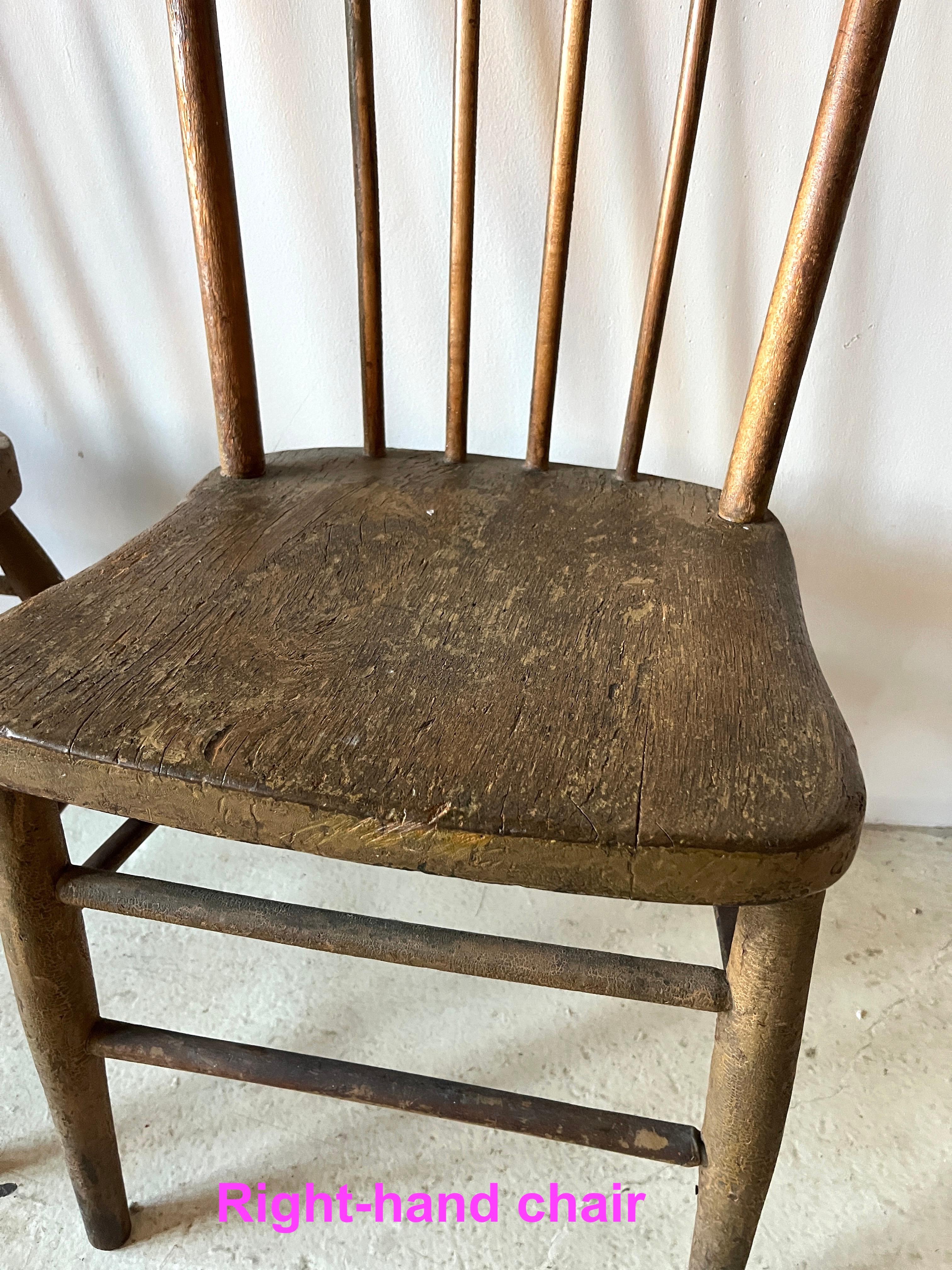 Paire de chaises primitives américaines anciennes du 19ème siècle à dossier fuseau en vente 5