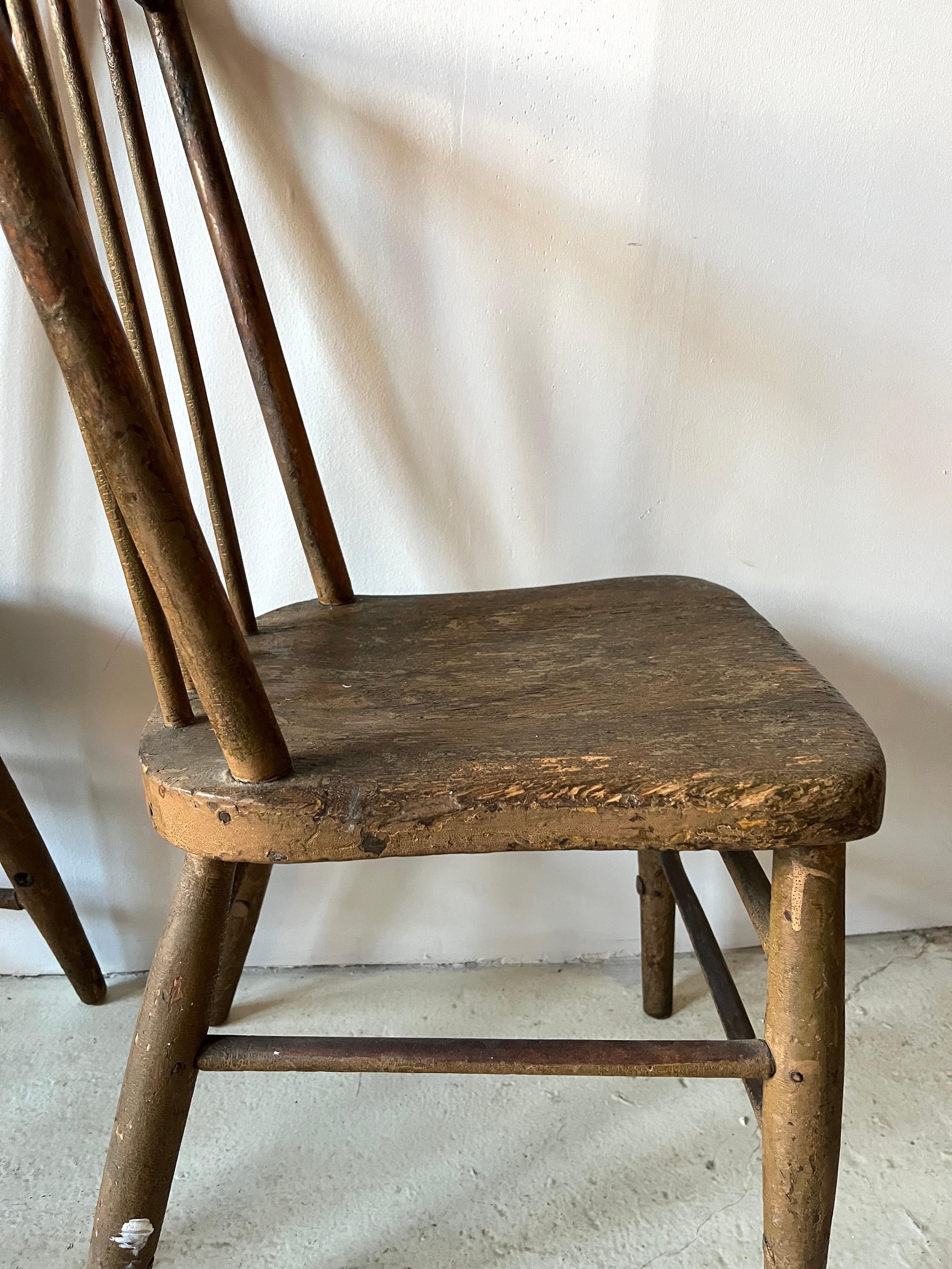 Paire de chaises primitives américaines anciennes du 19ème siècle à dossier fuseau en vente 6