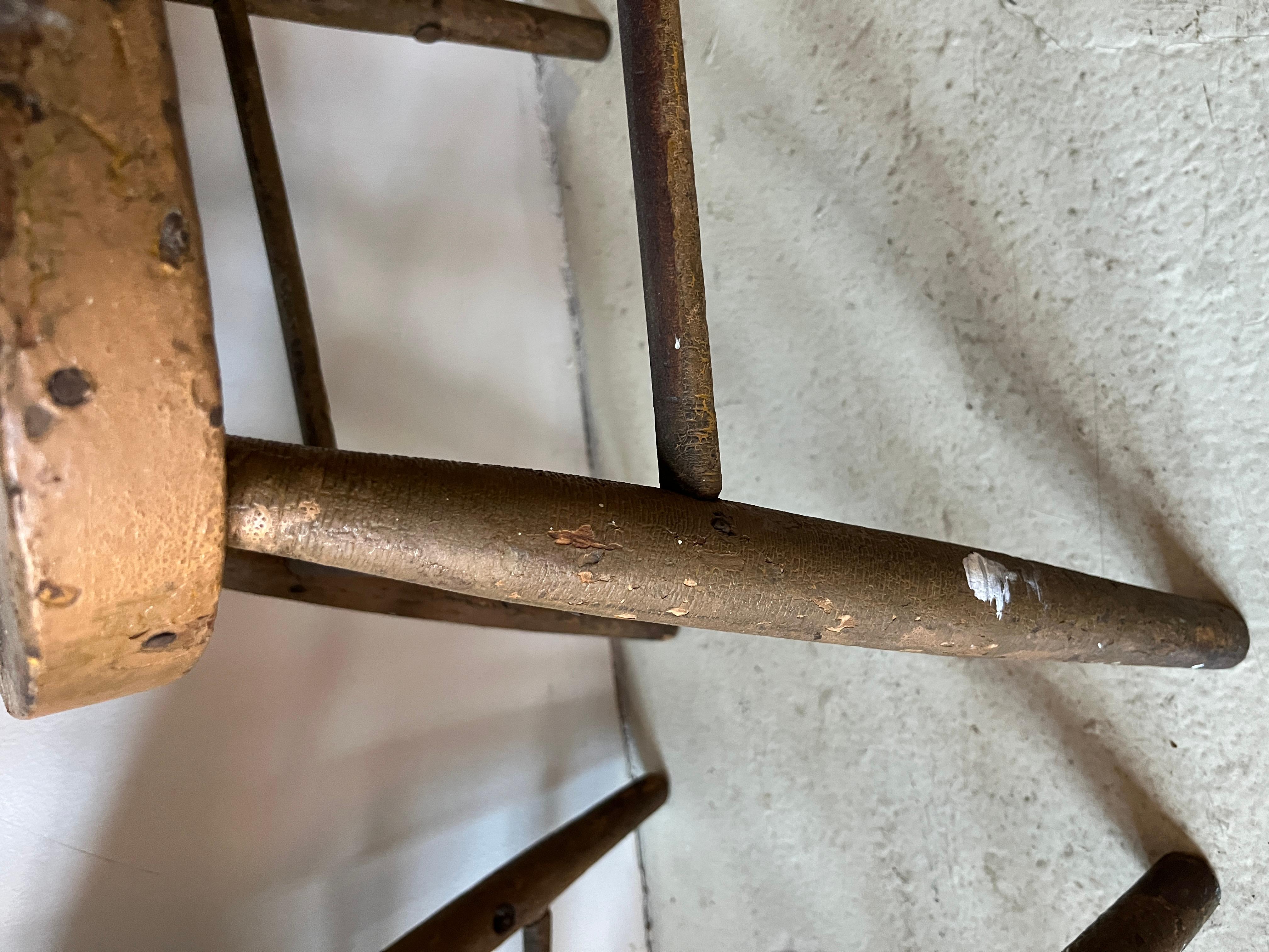 Paire de chaises primitives américaines anciennes du 19ème siècle à dossier fuseau en vente 7