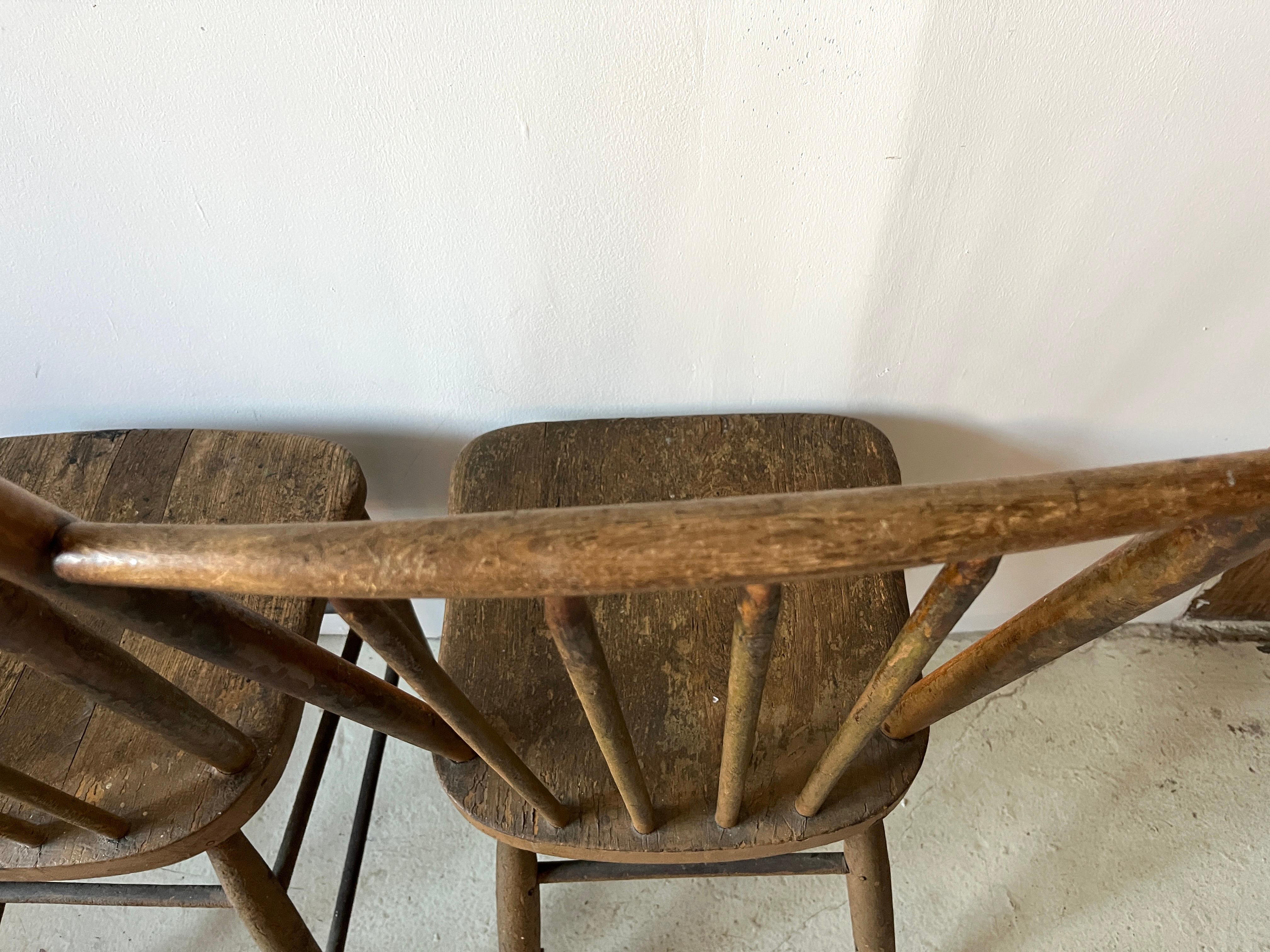 Paire de chaises primitives américaines anciennes du 19ème siècle à dossier fuseau en vente 8
