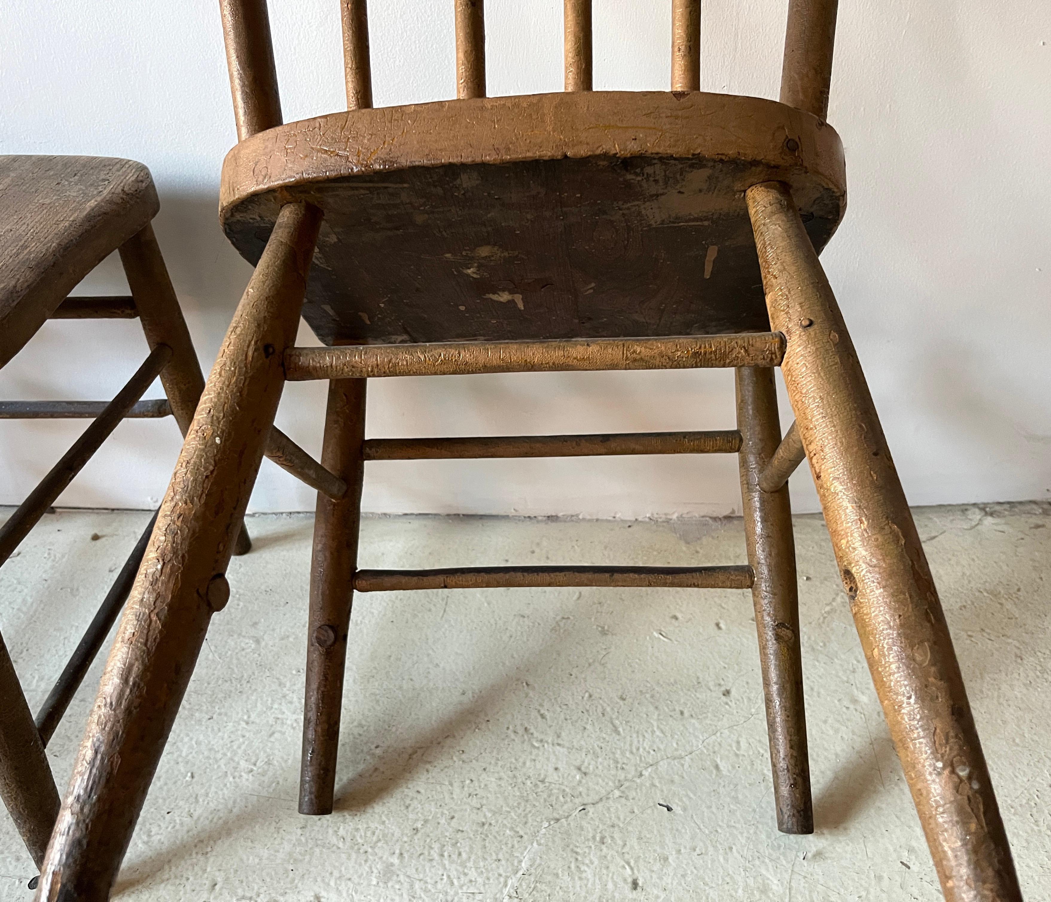Paire de chaises primitives américaines anciennes du 19ème siècle à dossier fuseau en vente 9