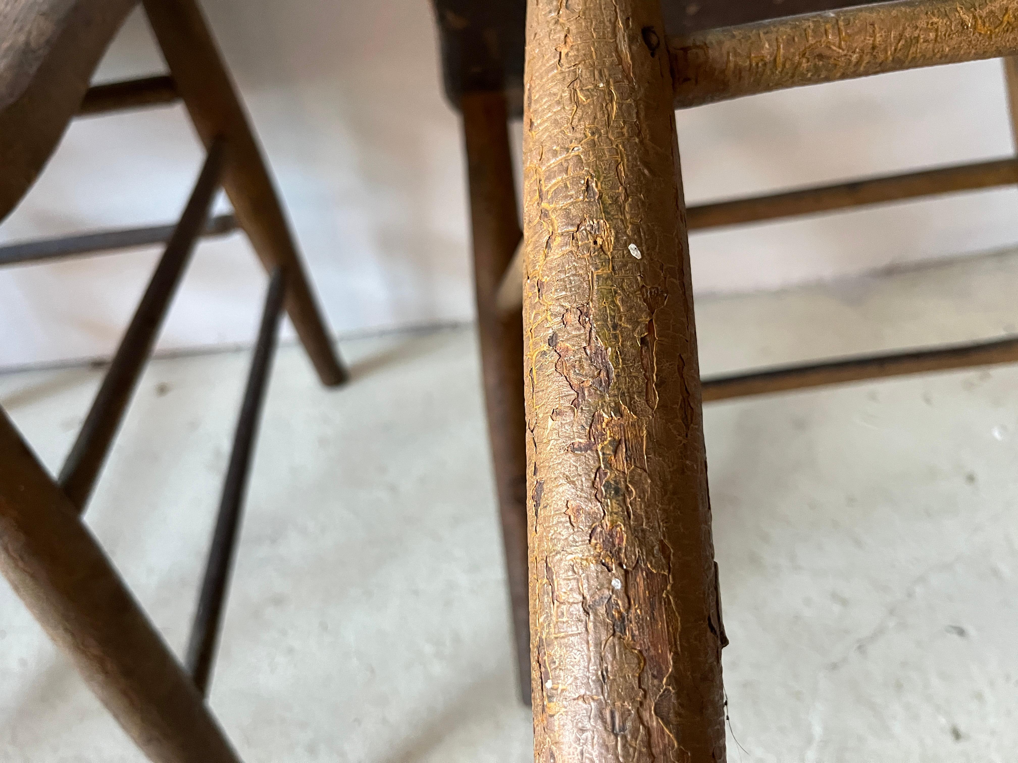 Paire de chaises primitives américaines anciennes du 19ème siècle à dossier fuseau en vente 10