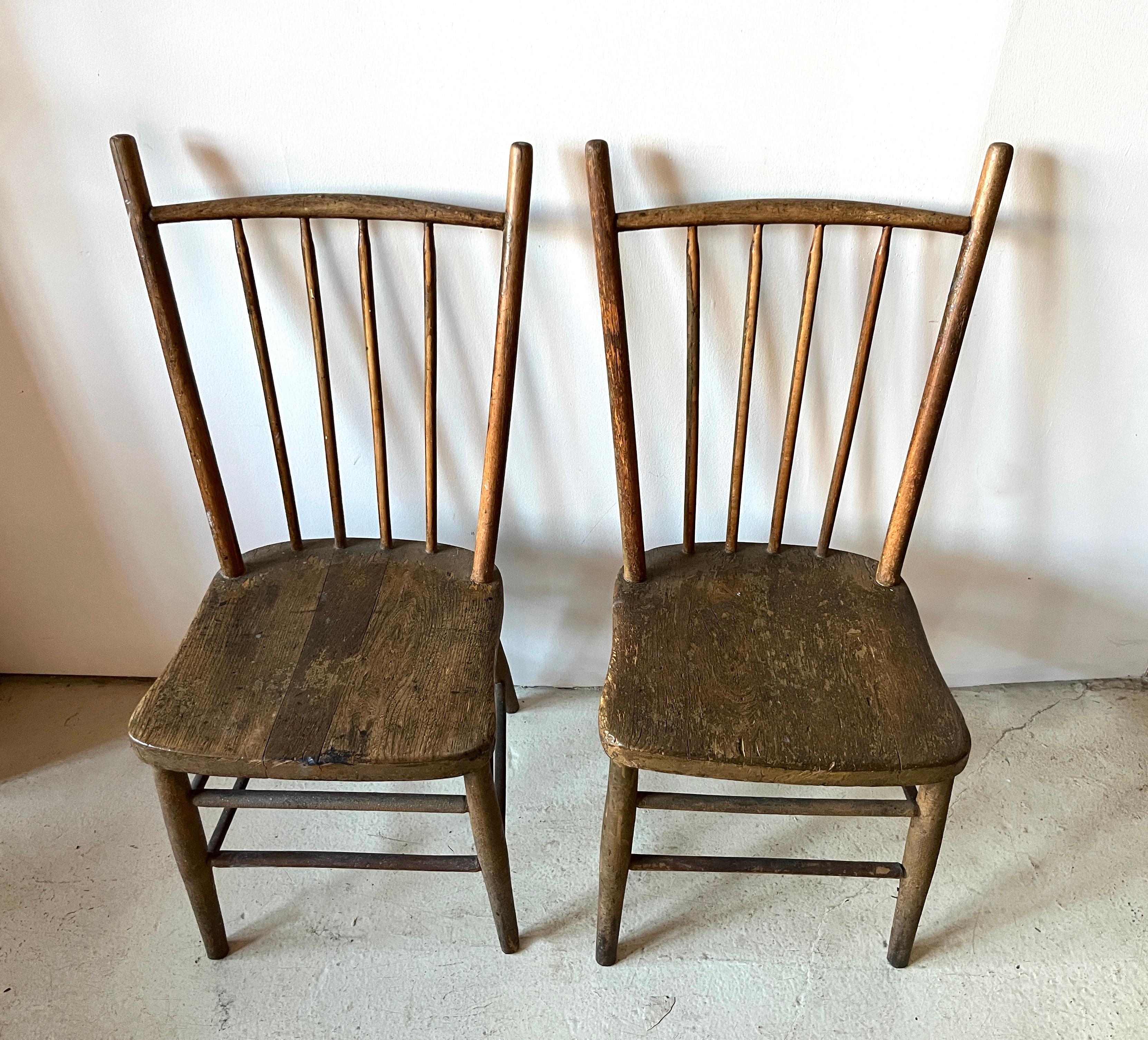 Paire de chaises primitives américaines du 19e siècle à dossier en fuseau ou en tige. Fabriqué à la main avec la surface d'origine peinte en brun et pêche et présentant une usure normale. Il s'agit d'une paire, mais l'un des deux est légèrement plus