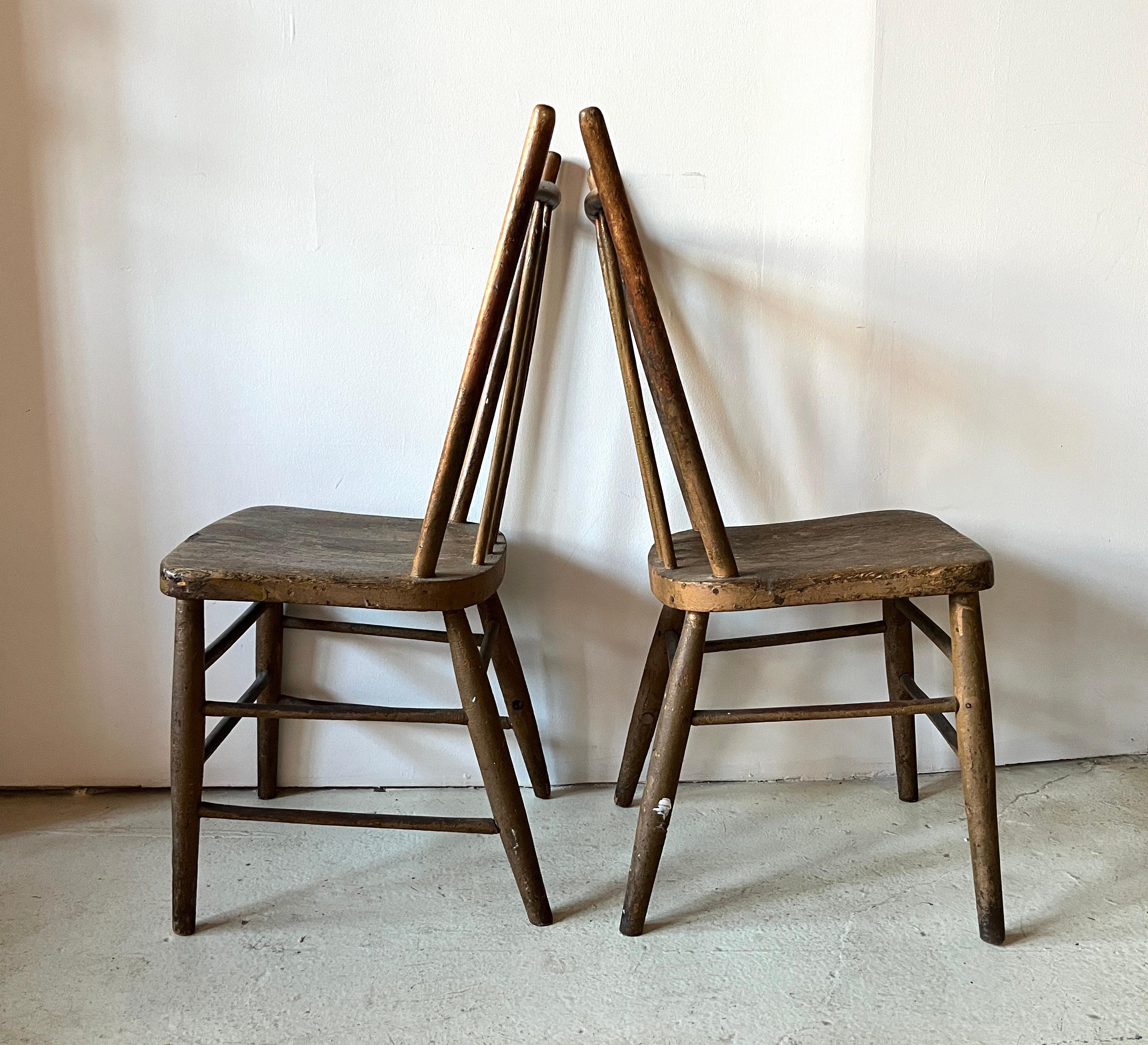 Primitif Paire de chaises primitives américaines anciennes du 19ème siècle à dossier fuseau en vente
