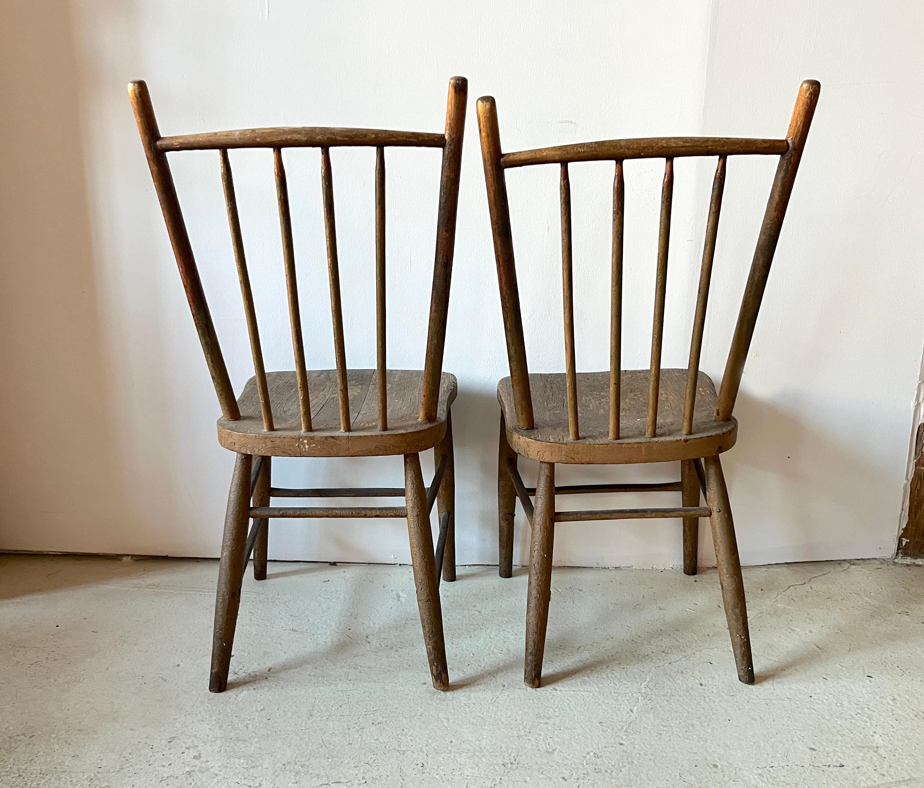 Américain Paire de chaises primitives américaines anciennes du 19ème siècle à dossier fuseau en vente