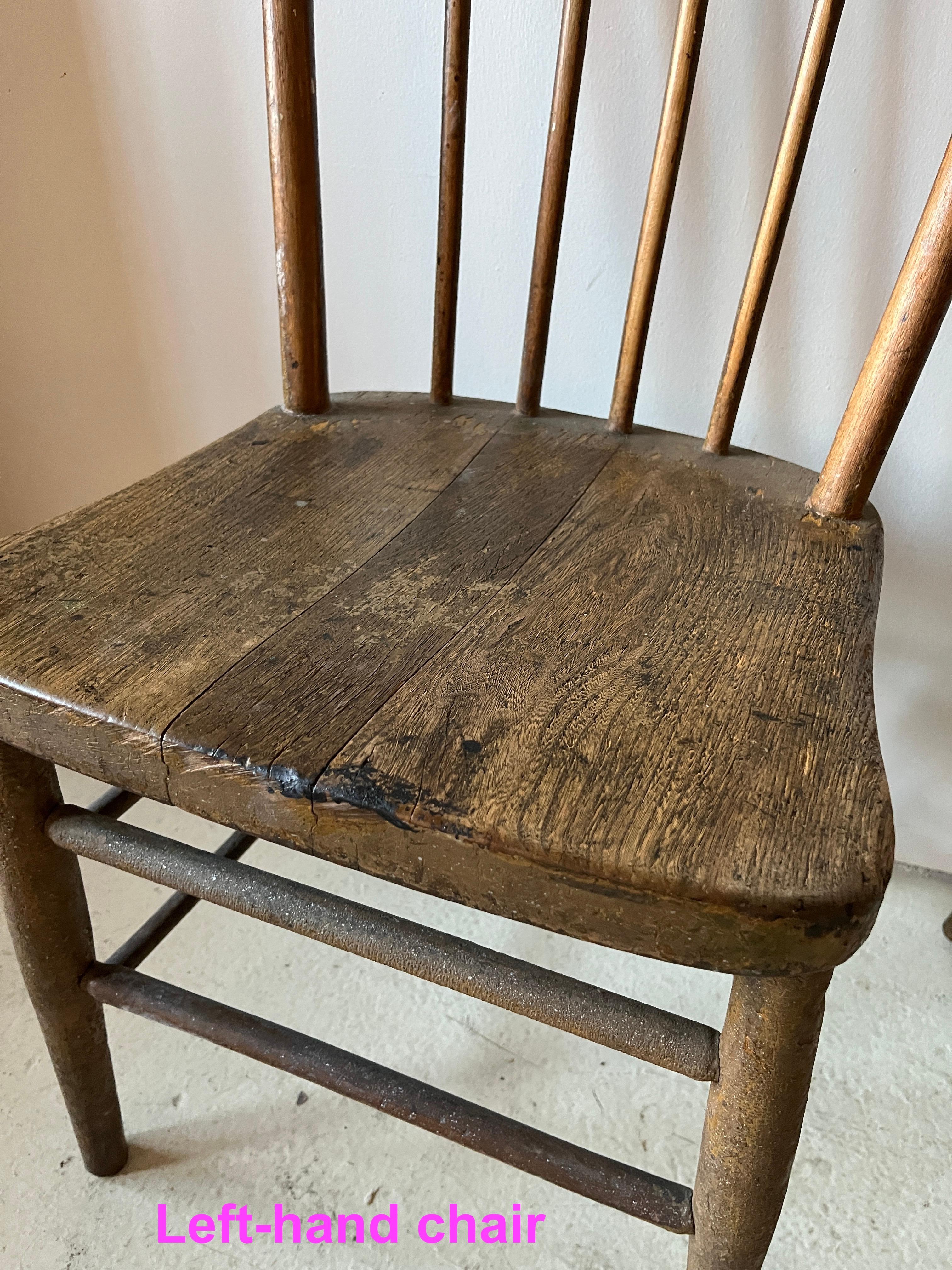 Fait main Paire de chaises primitives américaines anciennes du 19ème siècle à dossier fuseau en vente