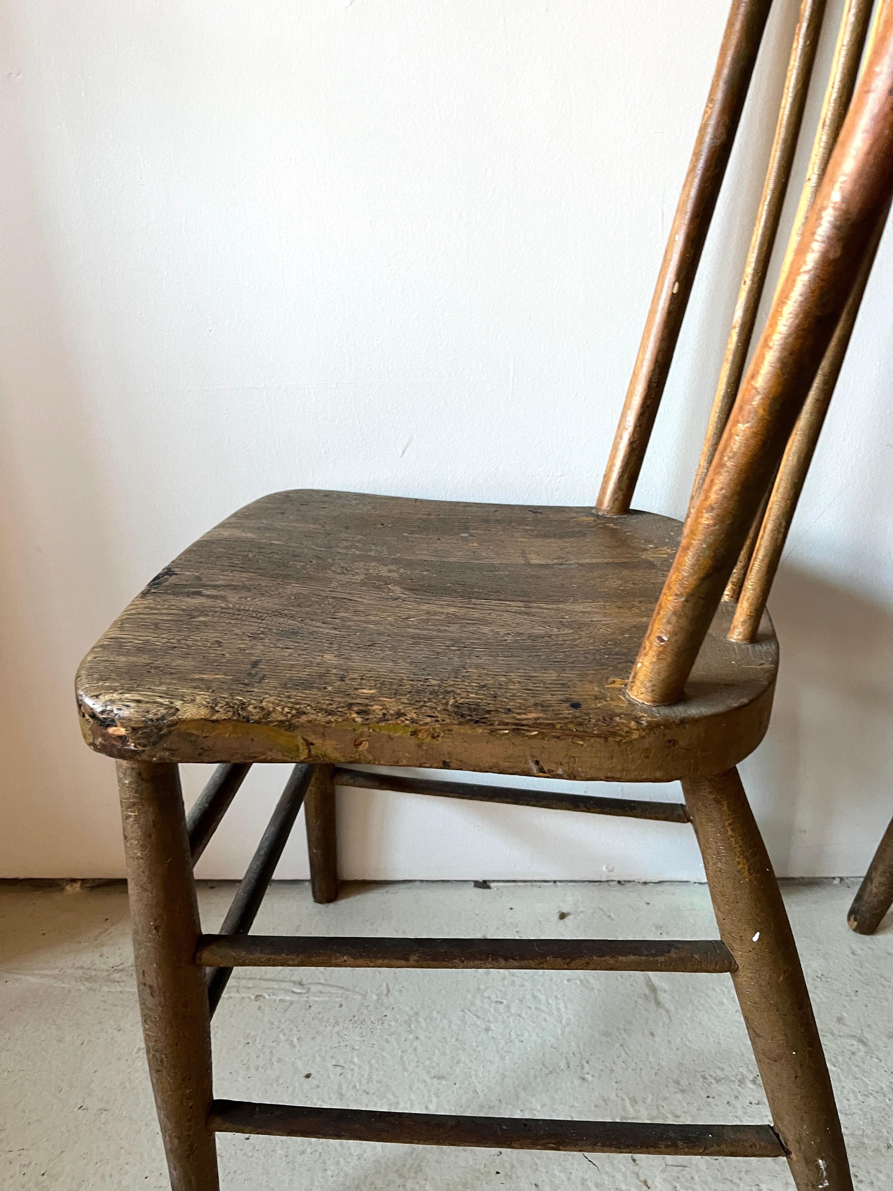 Paire de chaises primitives américaines anciennes du 19ème siècle à dossier fuseau Bon état - En vente à Chicago, IL