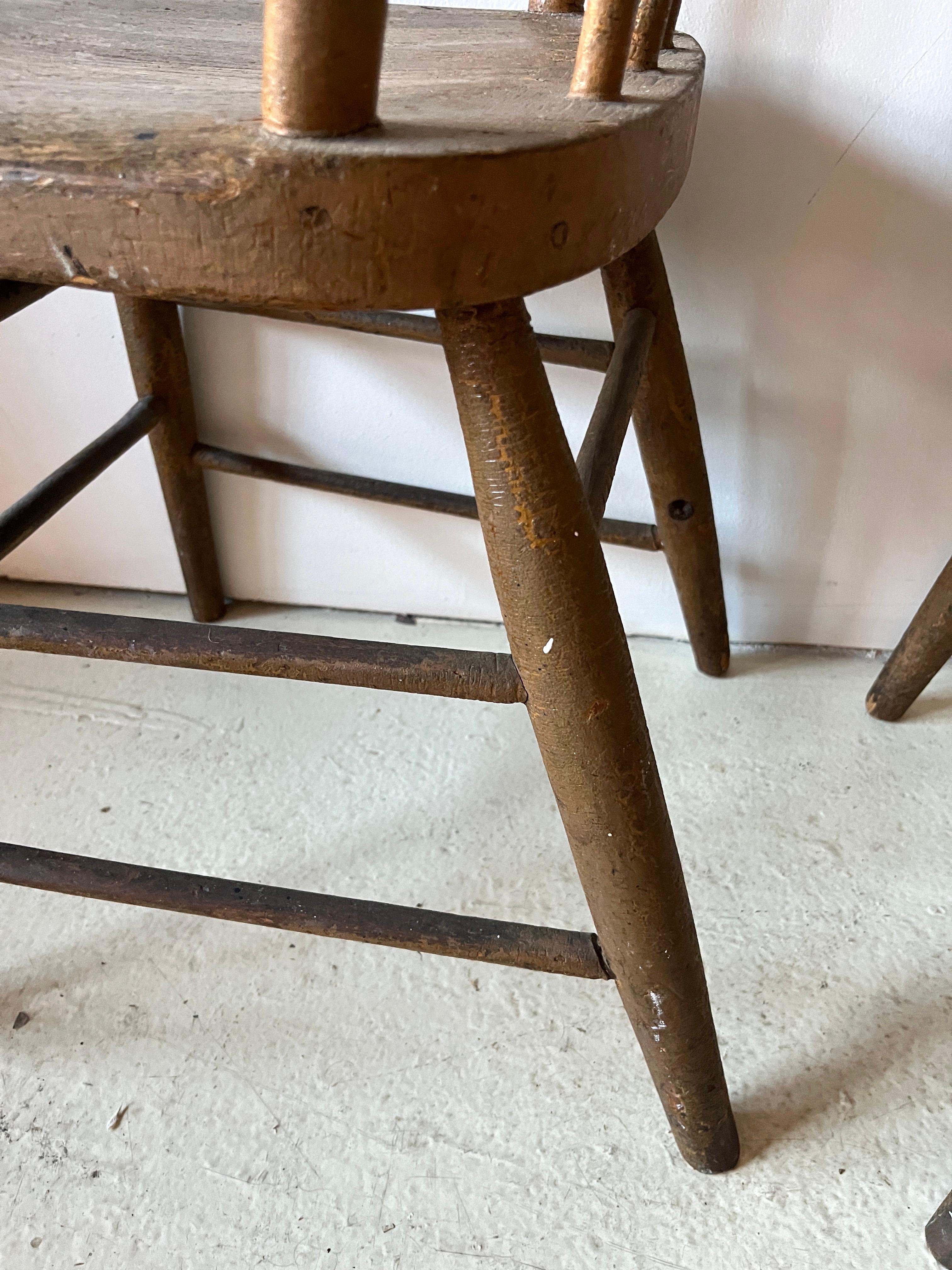 XIXe siècle Paire de chaises primitives américaines anciennes du 19ème siècle à dossier fuseau en vente