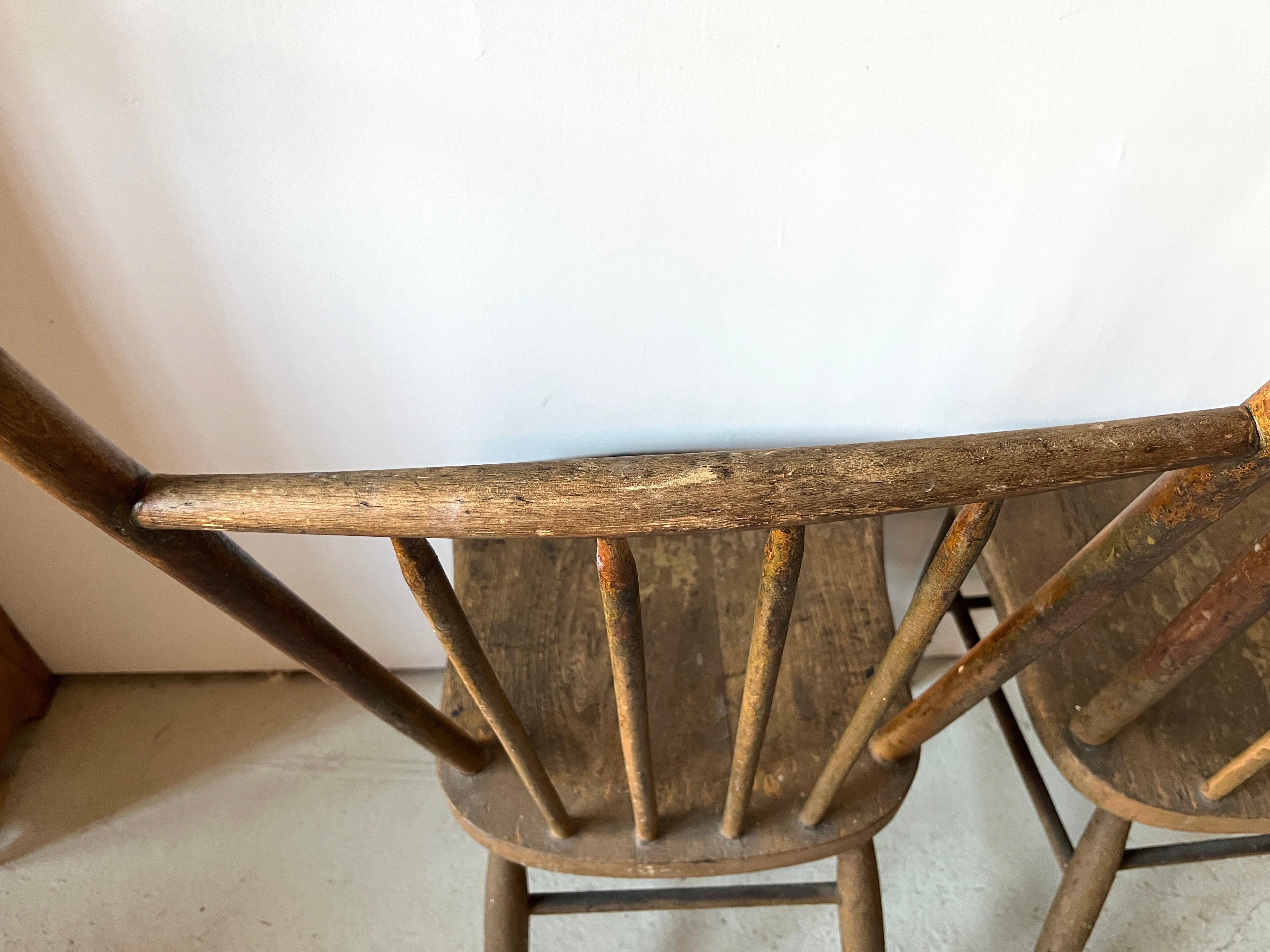 Bois de feuillus Paire de chaises primitives américaines anciennes du 19ème siècle à dossier fuseau en vente
