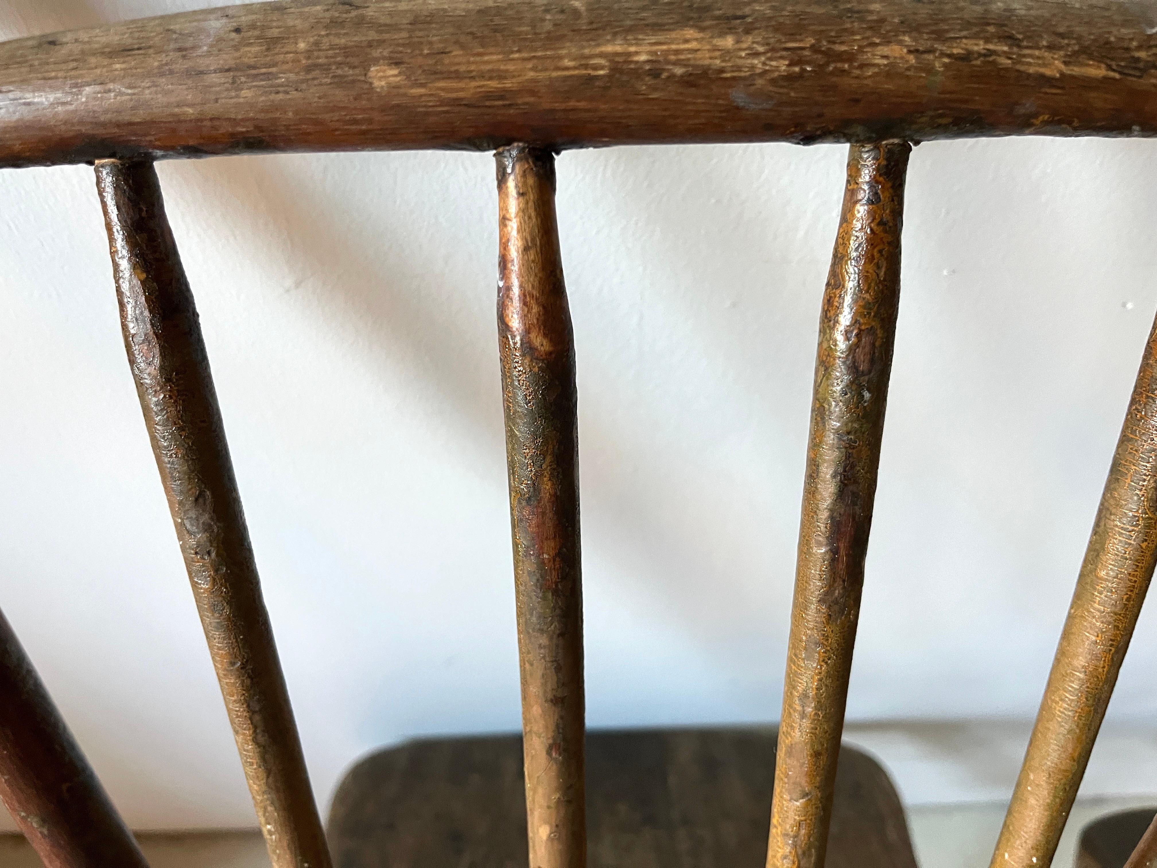Paire de chaises primitives américaines anciennes du 19ème siècle à dossier fuseau en vente 1