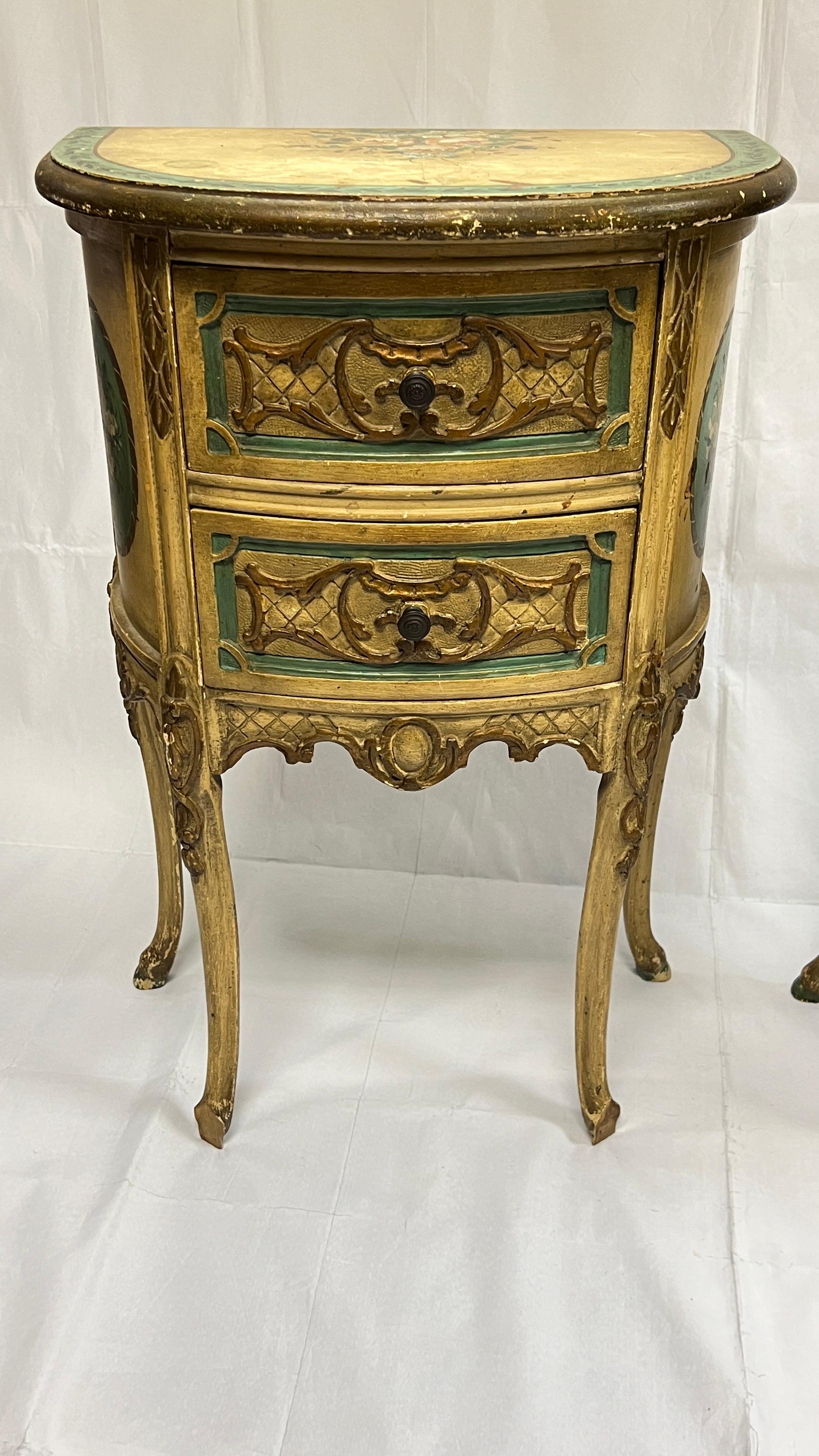 Paire de tables d'appoint provinciales de style Louis XV peintes à la main en vente 4