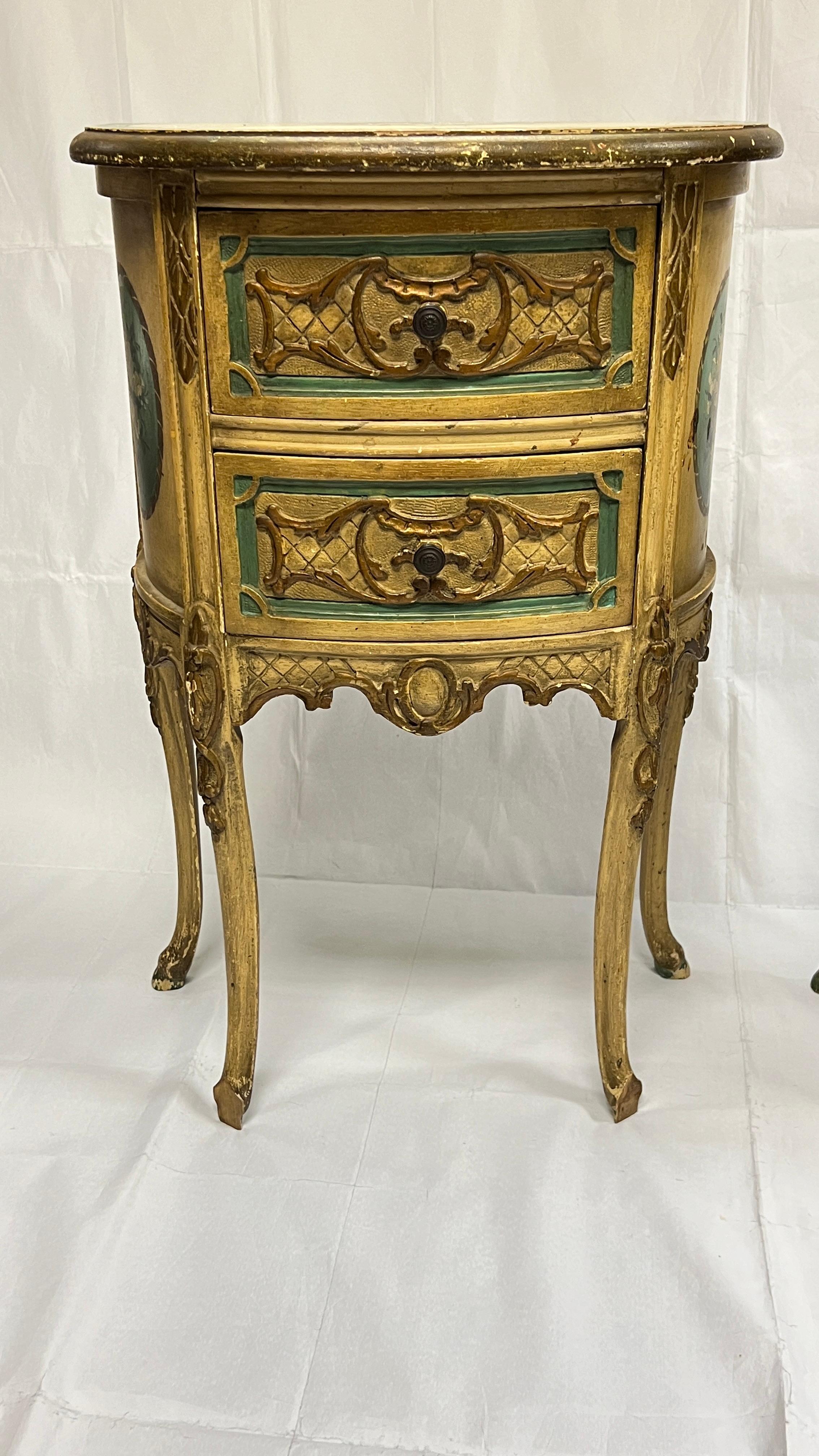Paire de tables d'appoint provinciales de style Louis XV peintes à la main en vente 5