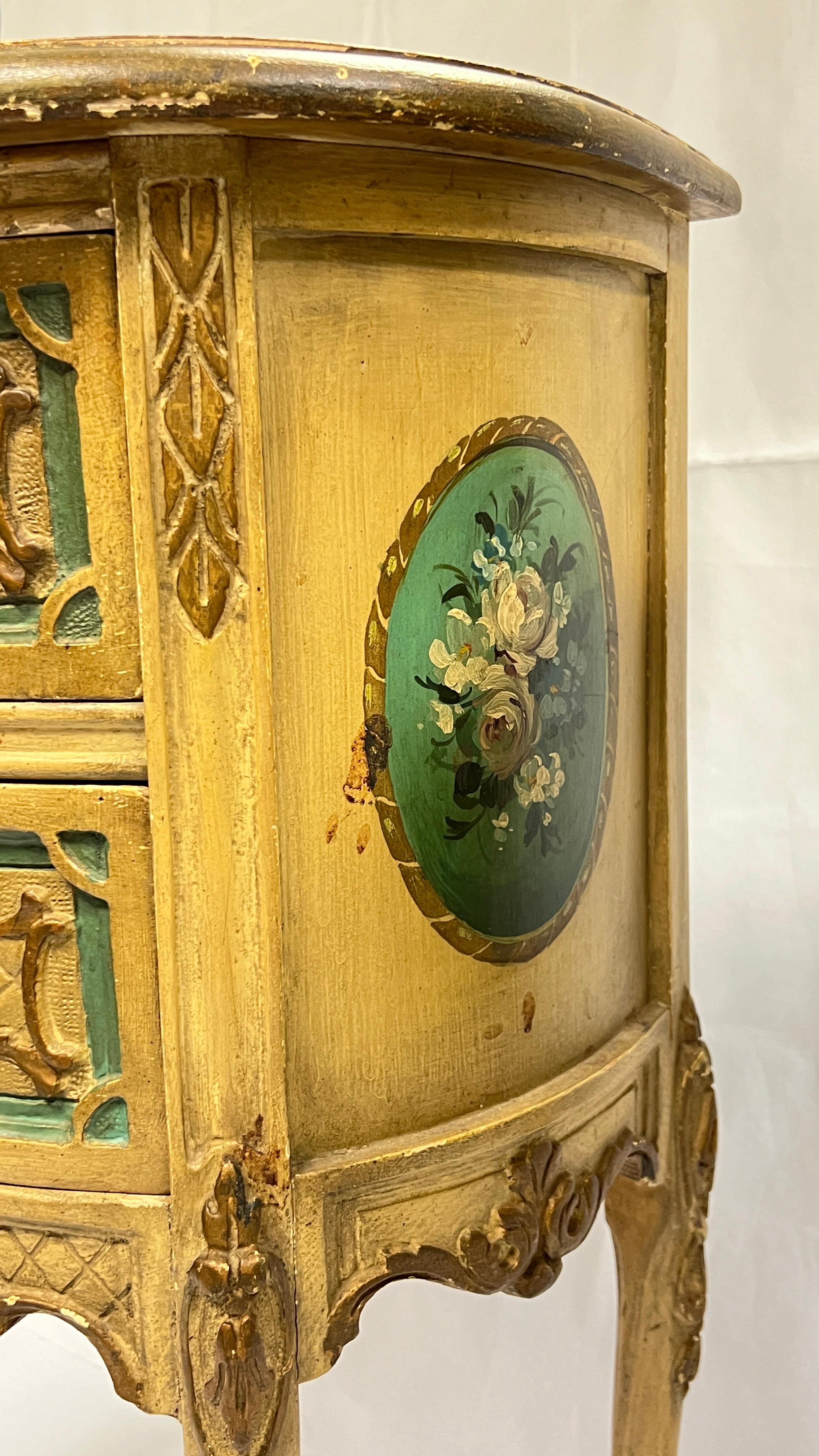 Paire de tables d'appoint provinciales de style Louis XV peintes à la main en vente 8