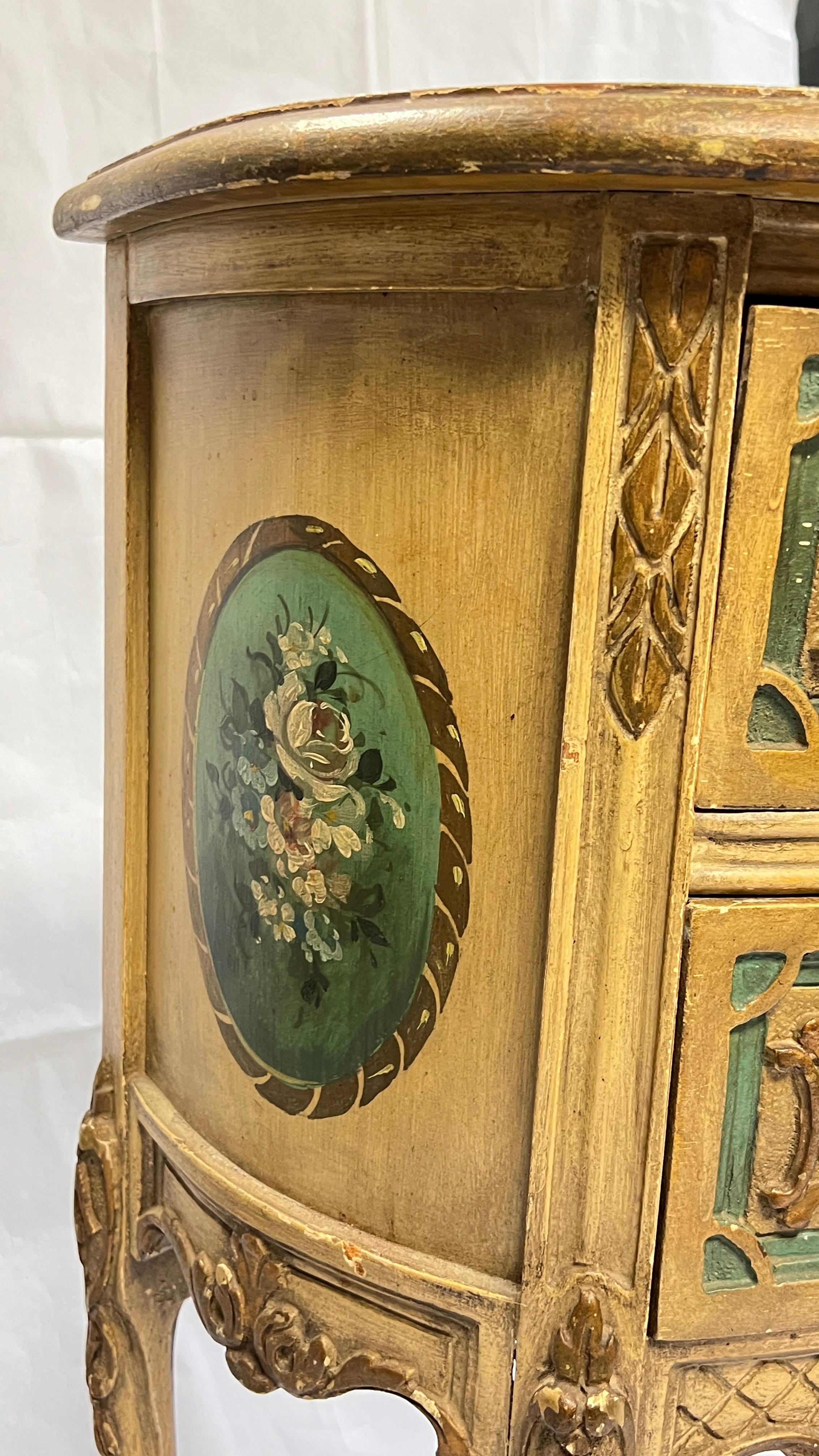 Paire de tables d'appoint provinciales de style Louis XV peintes à la main en vente 9