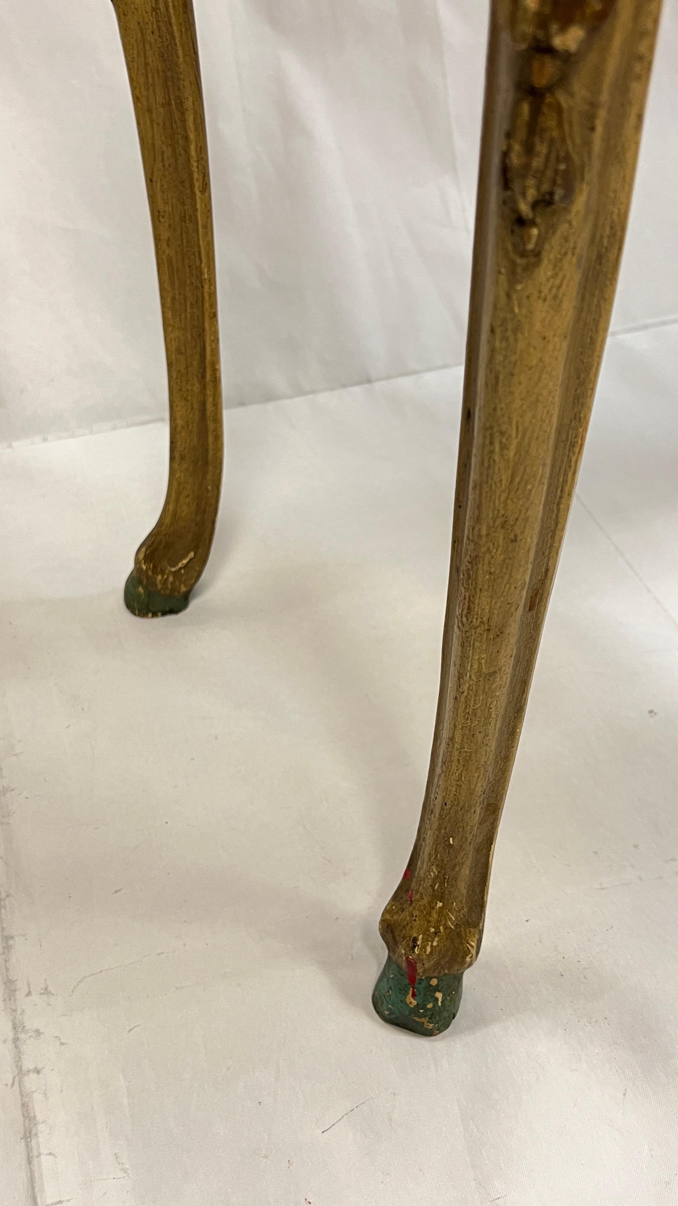Paire de tables d'appoint provinciales de style Louis XV peintes à la main en vente 10