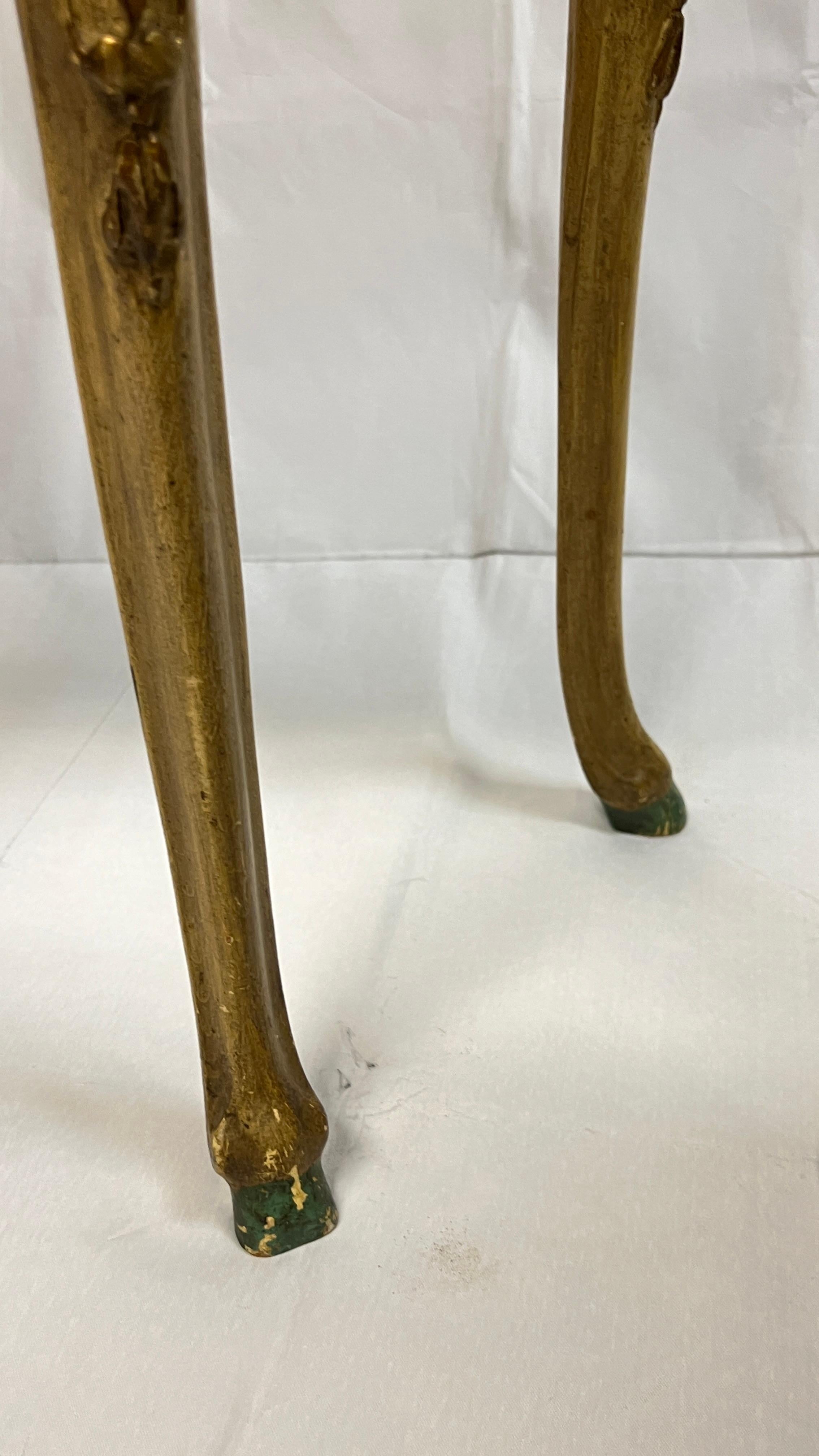 Paire de tables d'appoint provinciales de style Louis XV peintes à la main en vente 11