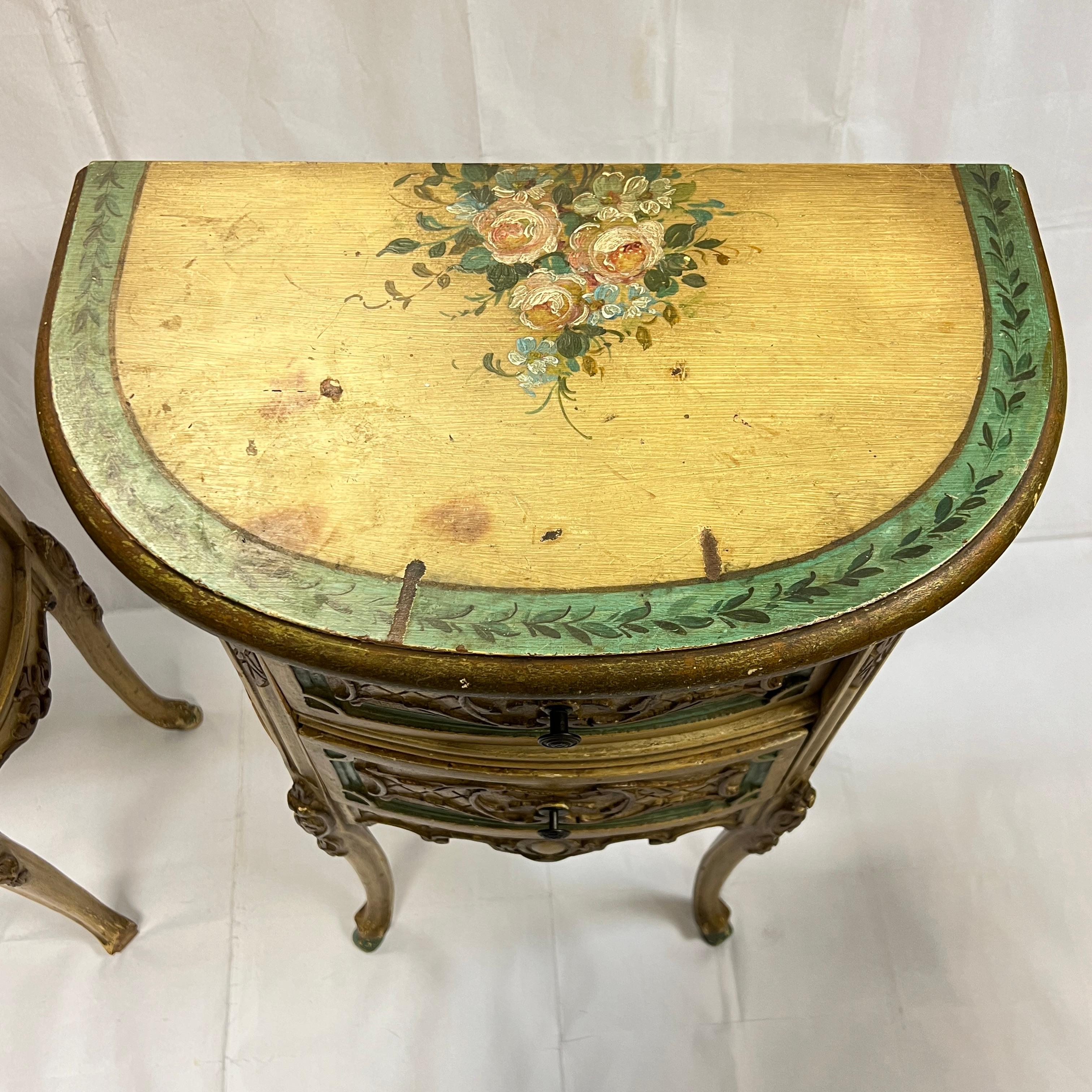 Paire de tables d'appoint provinciales de style Louis XV peintes à la main en vente 12