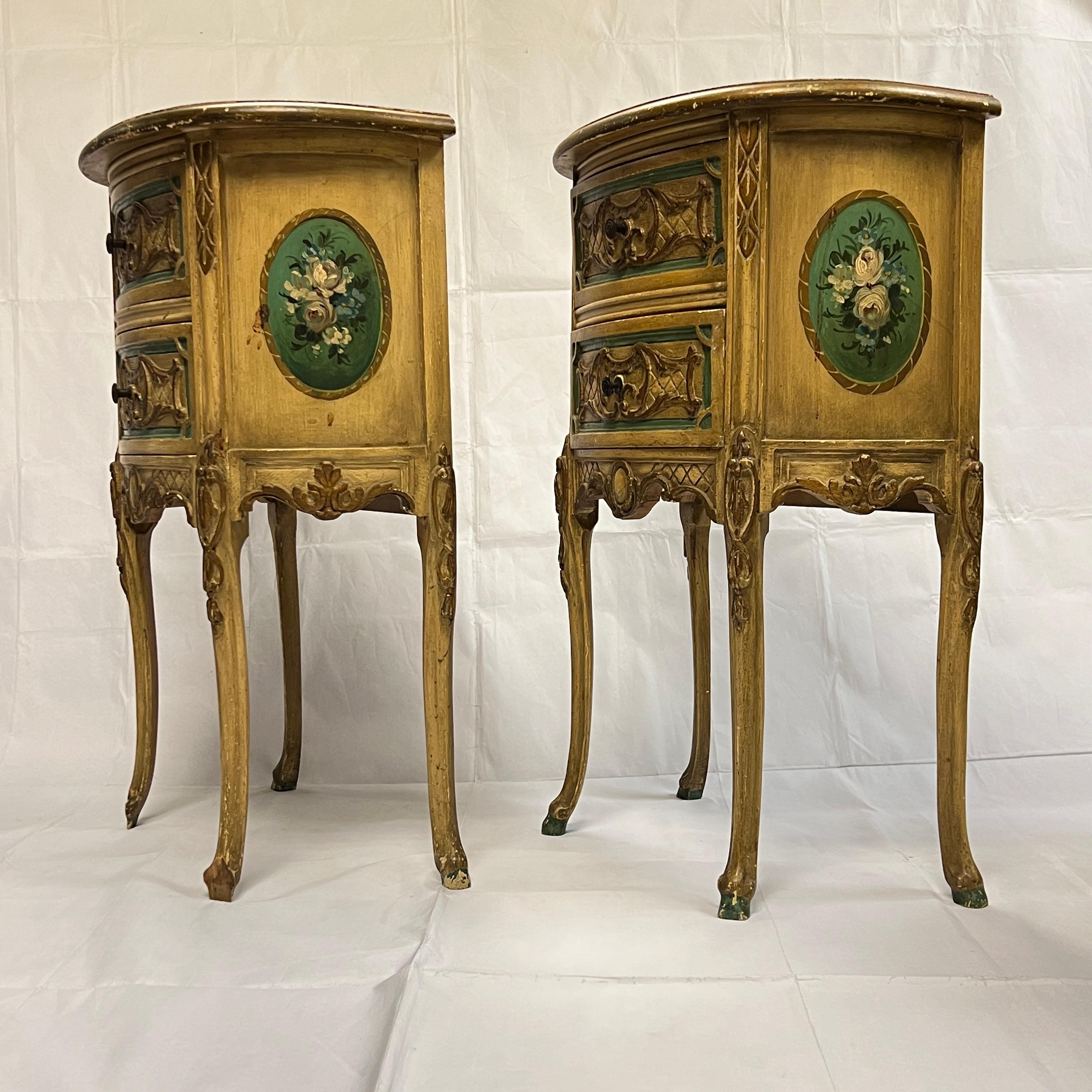 Paire de tables d'appoint provinciales de style Louis XV peintes à la main en vente 13
