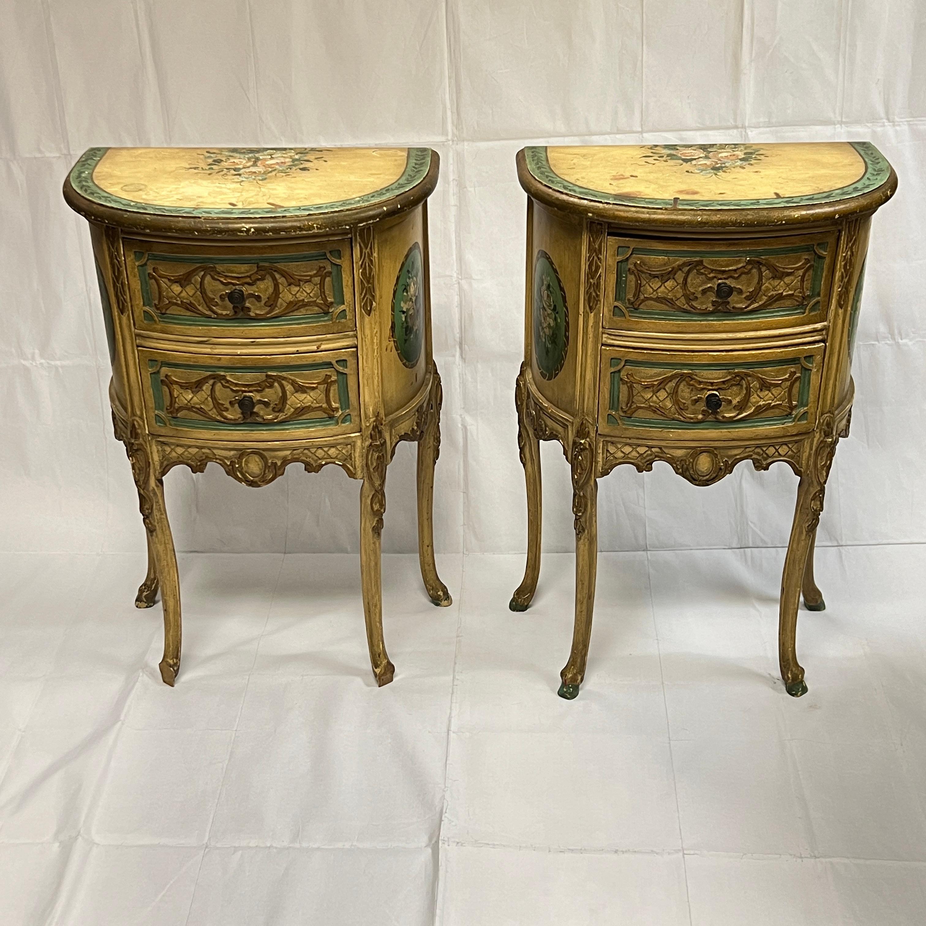 Paire de tables d'appoint anciennes (début du 20e siècle) en forme de demilune avec tiroirs dans le style provincial français, avec des bouquets floraux peints à la main sur le dessus et les côtés.