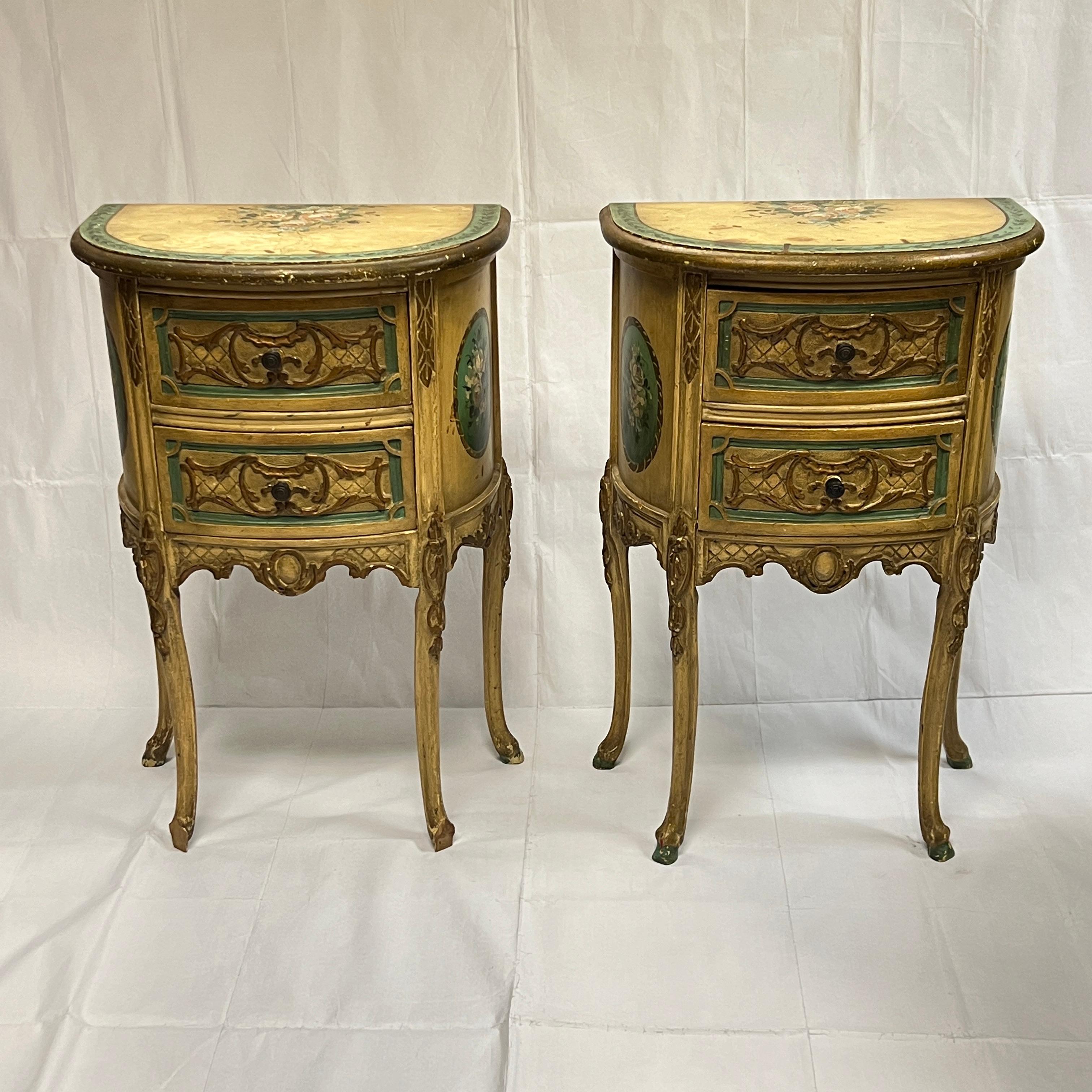 Peint à la main Paire de tables d'appoint provinciales de style Louis XV peintes à la main en vente