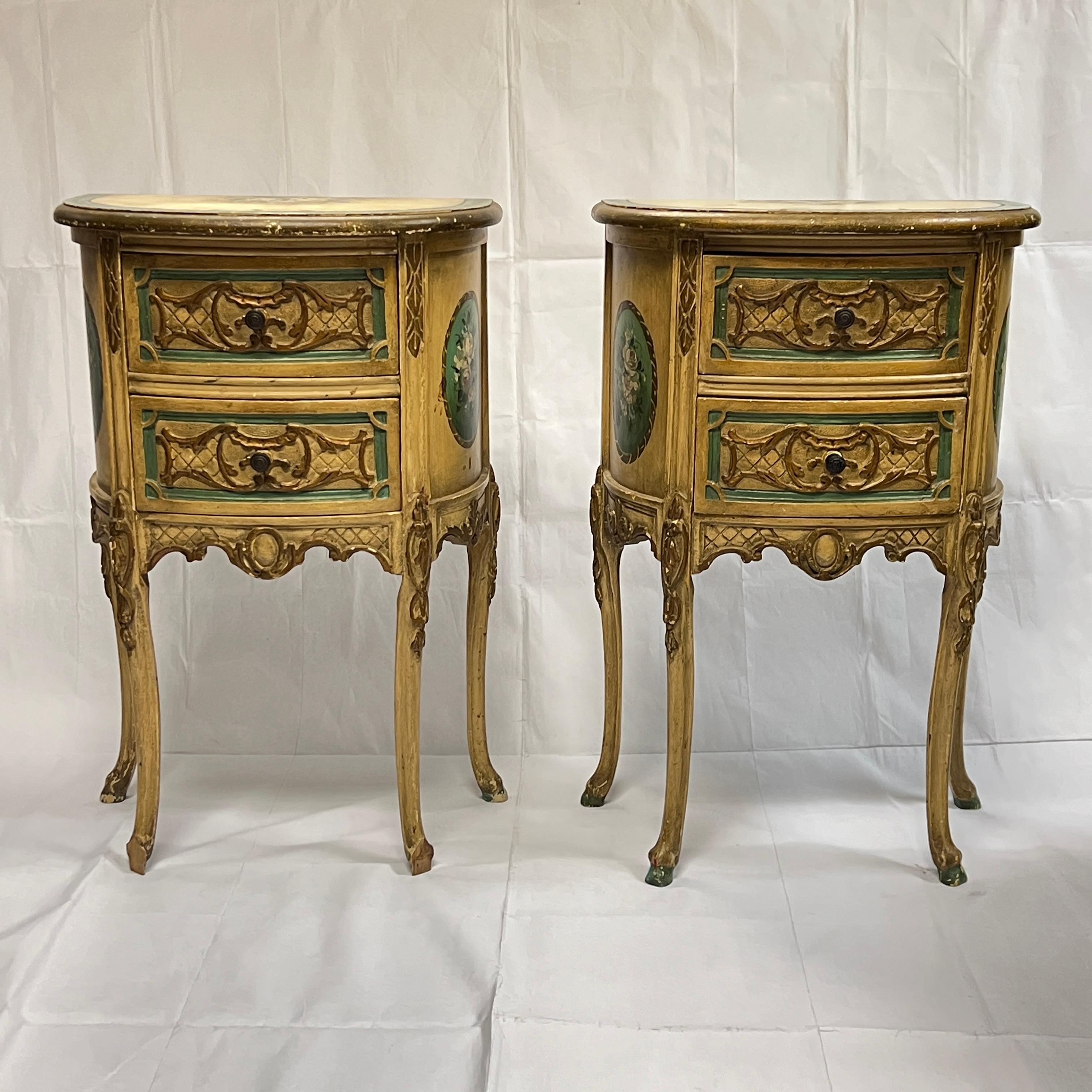 Paire de tables d'appoint provinciales de style Louis XV peintes à la main Bon état - En vente à New York, NY