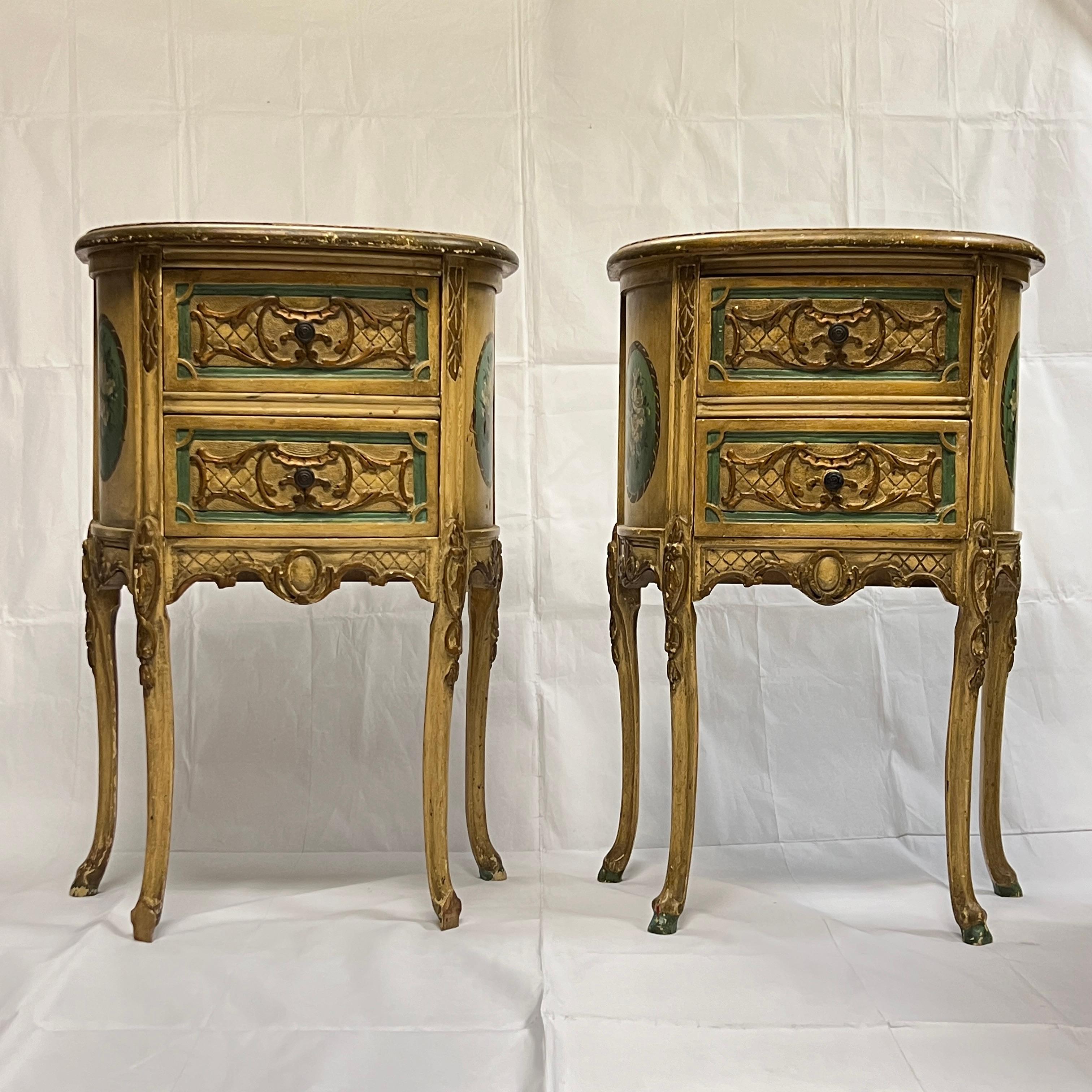 20ième siècle Paire de tables d'appoint provinciales de style Louis XV peintes à la main en vente
