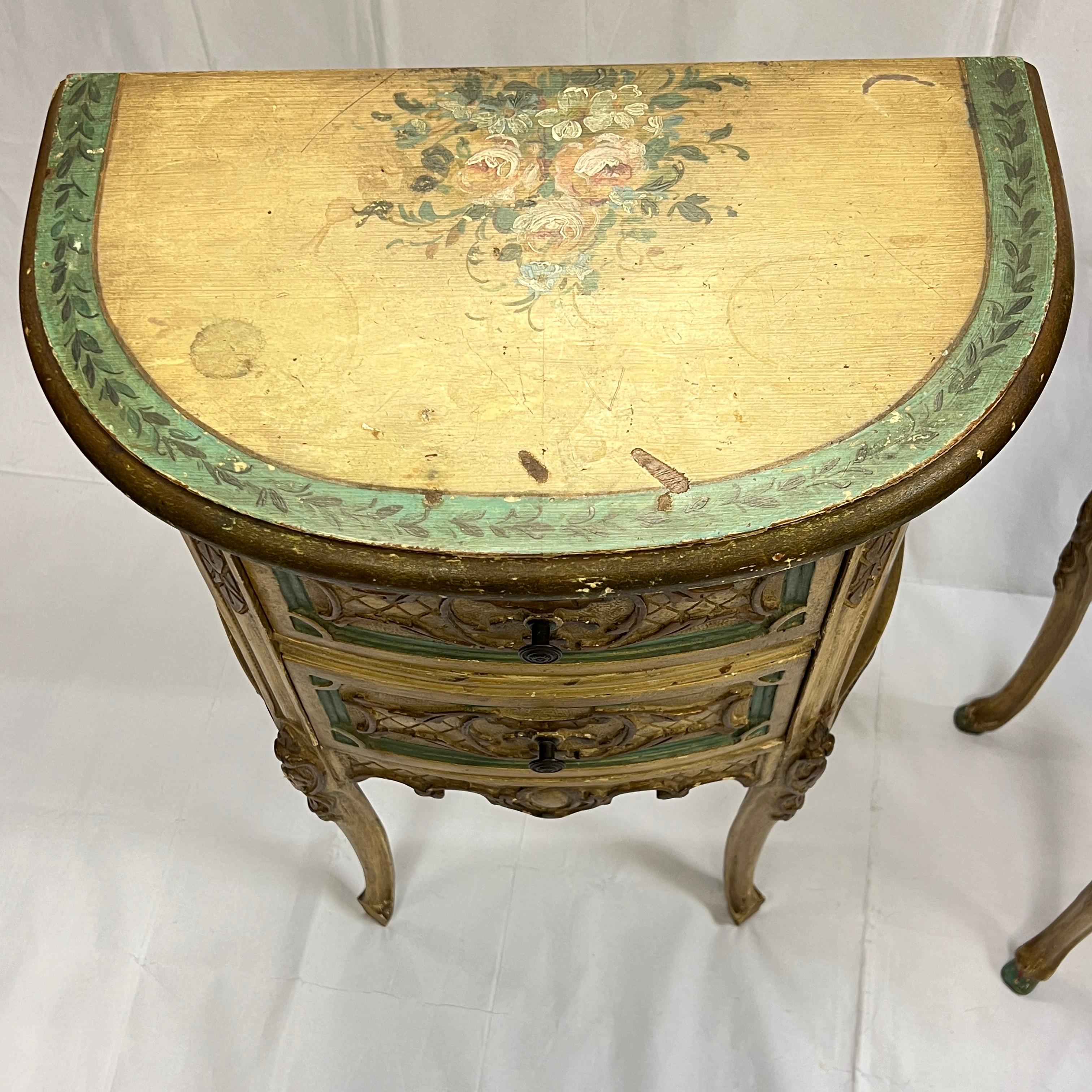 Bois Paire de tables d'appoint provinciales de style Louis XV peintes à la main en vente