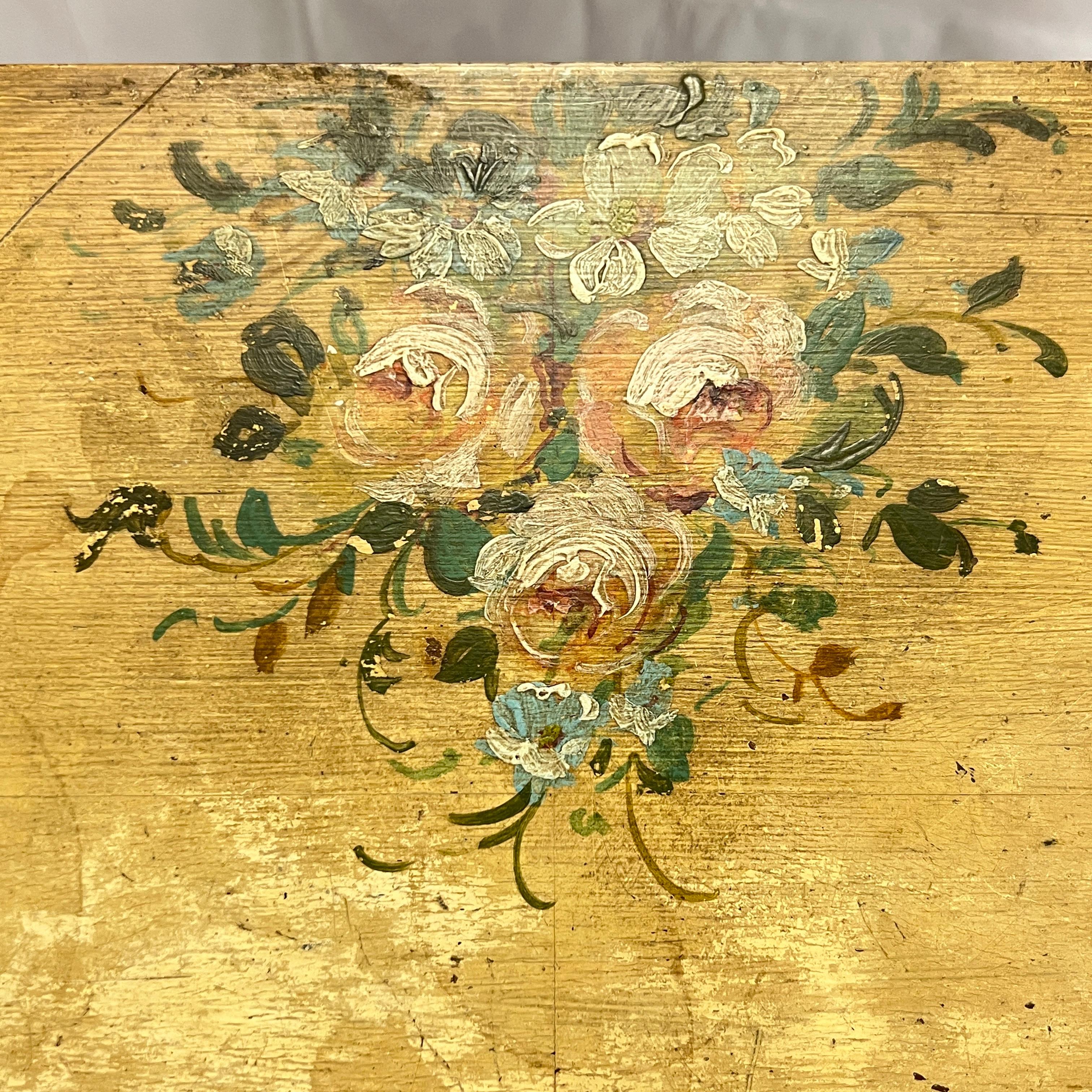 Paire de tables d'appoint provinciales de style Louis XV peintes à la main en vente 1