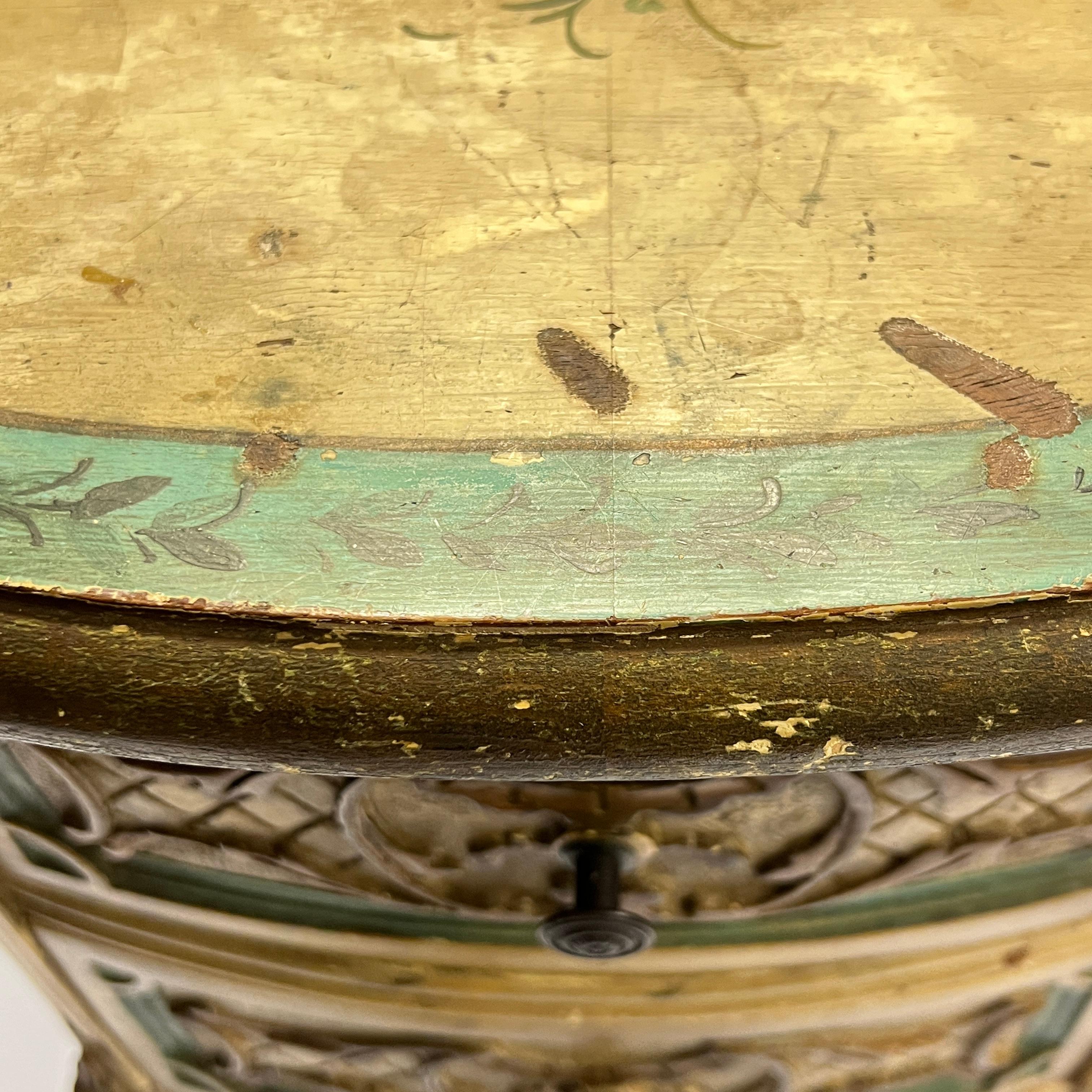 Paire de tables d'appoint provinciales de style Louis XV peintes à la main en vente 2