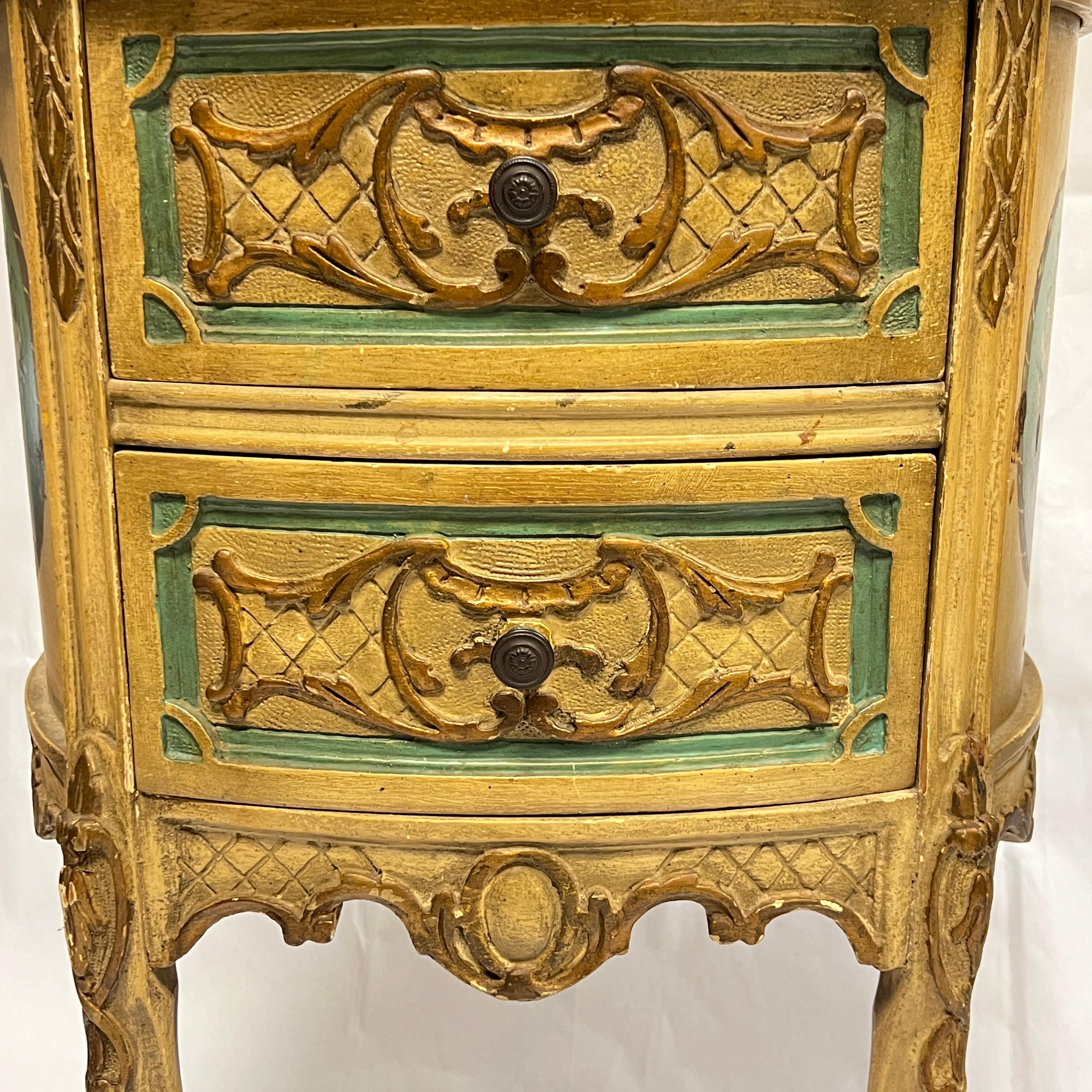 Paire de tables d'appoint provinciales de style Louis XV peintes à la main en vente 3