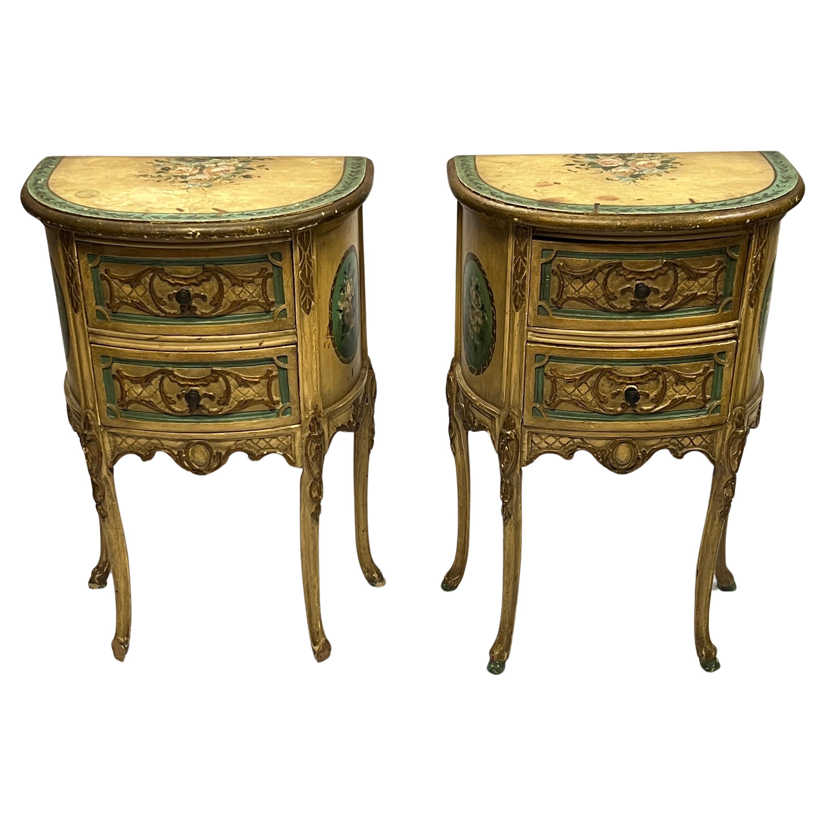 Paire de tables d'appoint provinciales de style Louis XV peintes à la main en vente