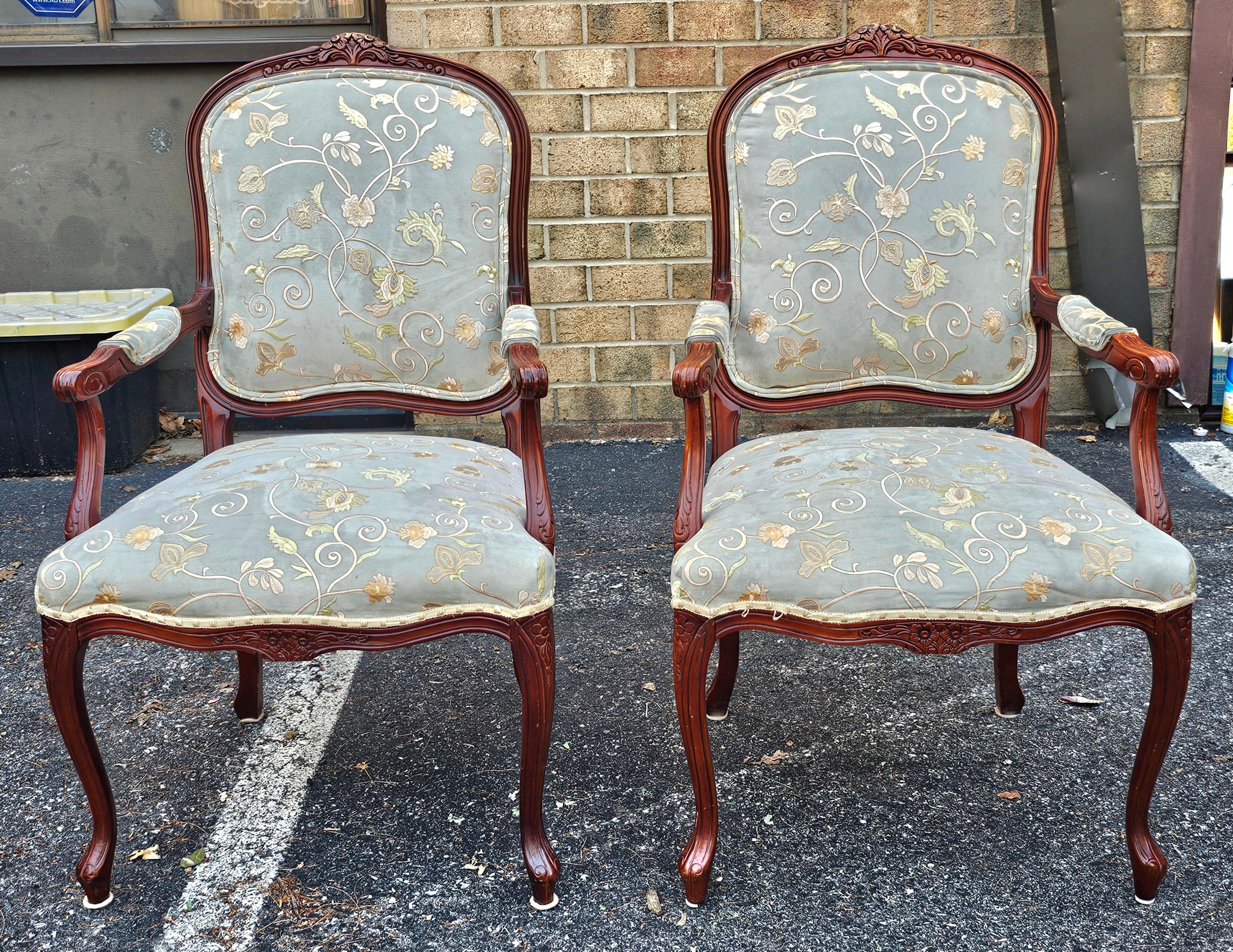 Ein Paar Obsthölzer im provinziellen Stil und bestickte Ultrasuede-Polsterung  Sessel. Messen Sie 25