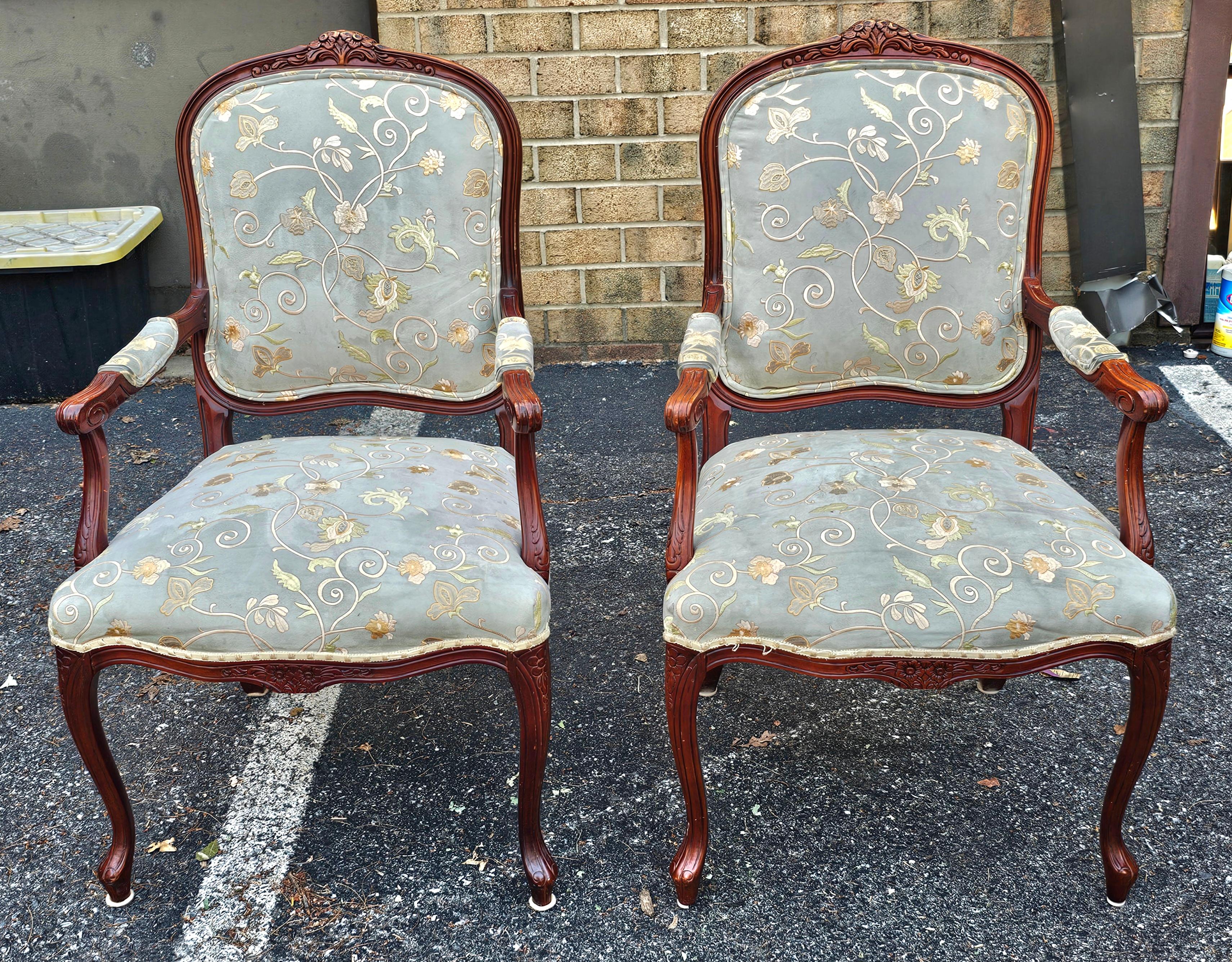 Paar Provincial Style Obstholz und bestickte Ultrasuede-Polsterung  Sessel (Französische Provence) im Angebot