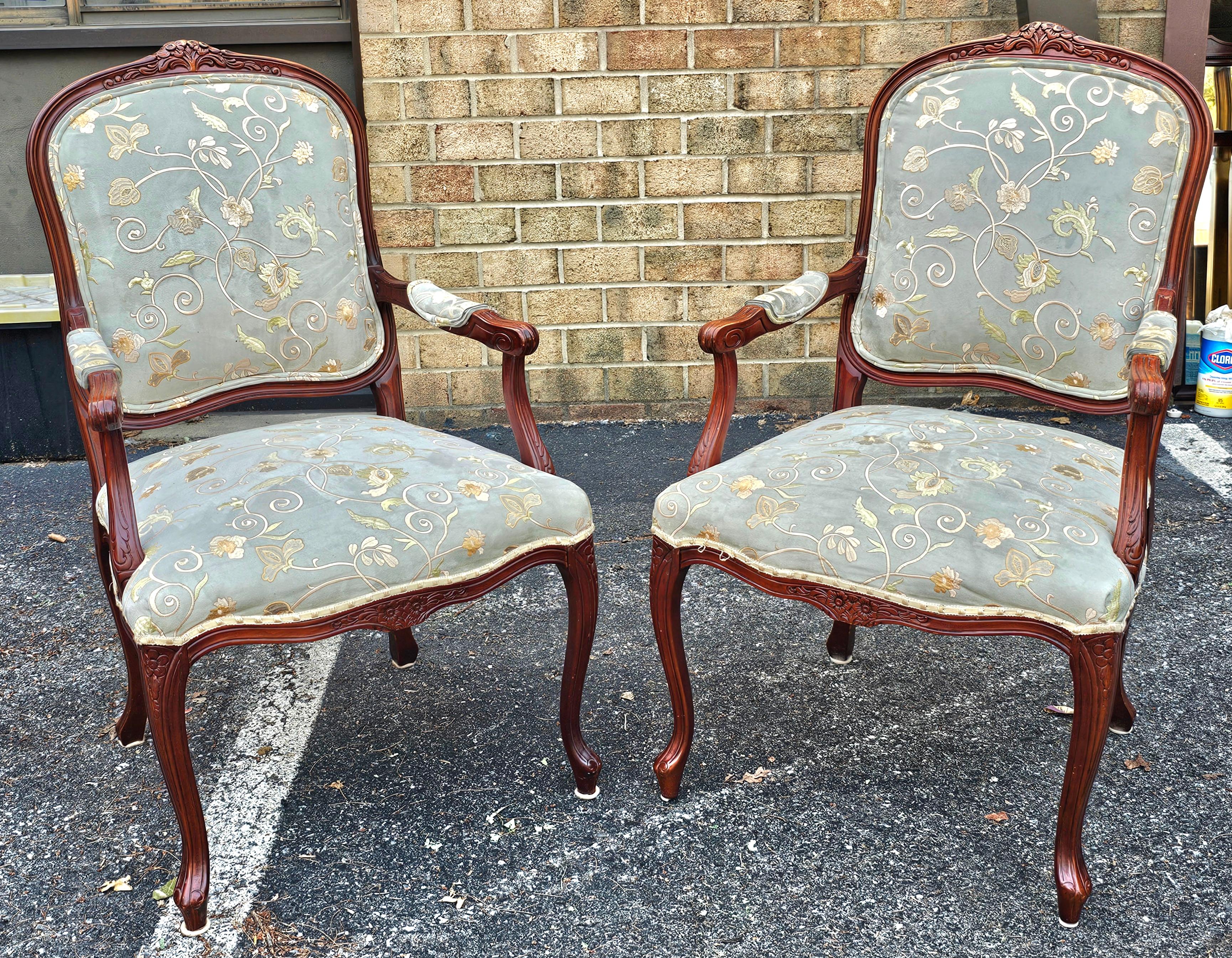 Paar Provincial Style Obstholz und bestickte Ultrasuede-Polsterung  Sessel im Zustand „Gut“ im Angebot in Germantown, MD